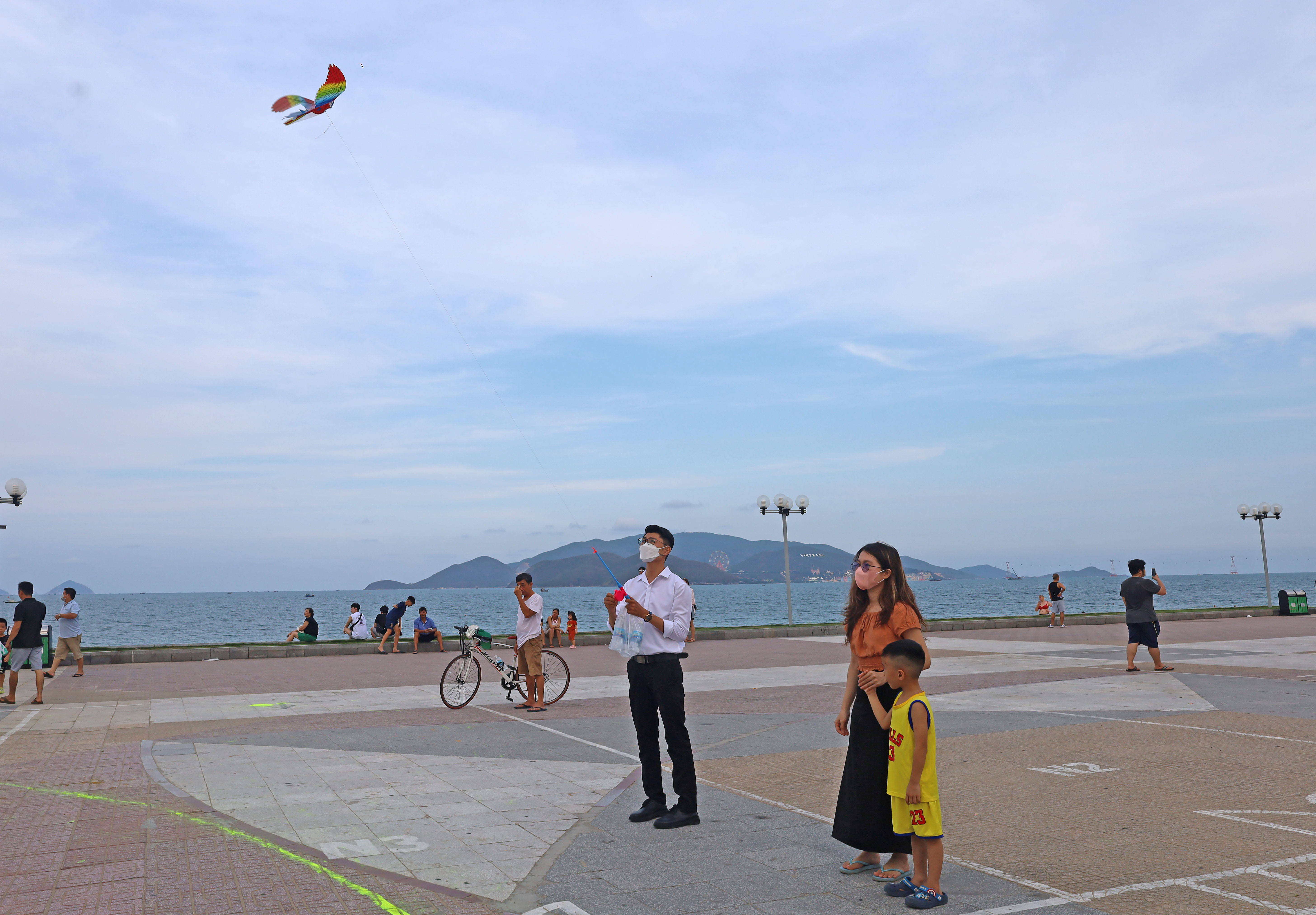 Vui thả diều nhưng phải bảo đảm an toàn