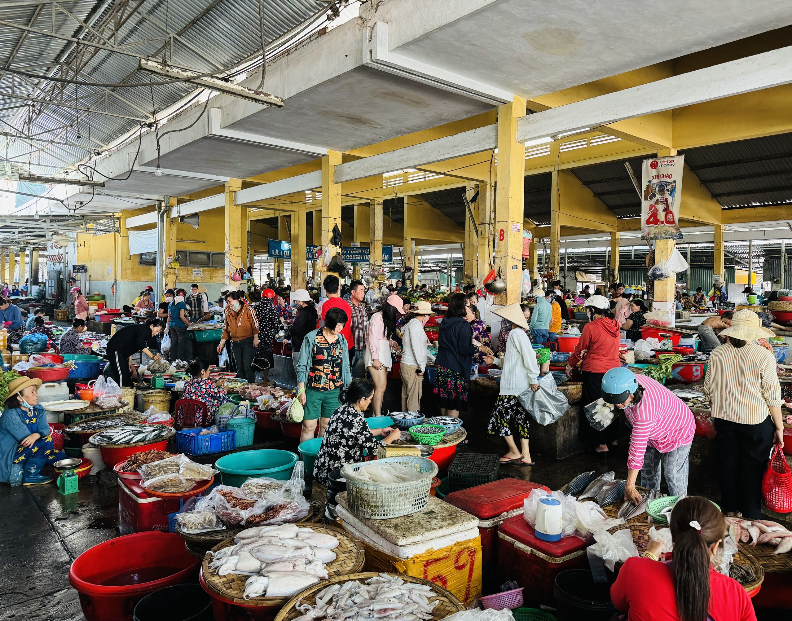 Thị trường dịp lễ ở Nha Trang: Siêu thị hút khách, chợ giảm mạnh