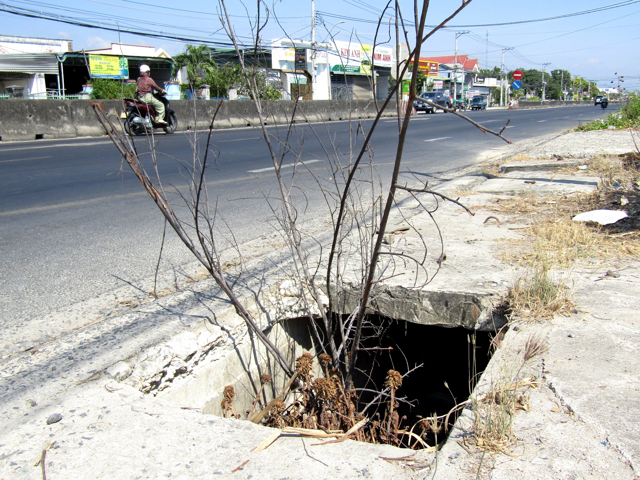 Nắp mương thoát nước bị sụp bể