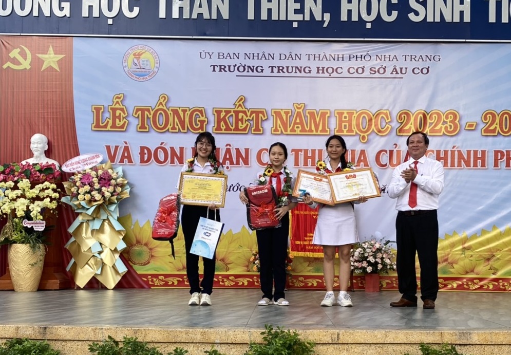 Trường THCS Âu Cơ (TP. Nha Trang): Đón nhận cờ thi đua của Chính phủ