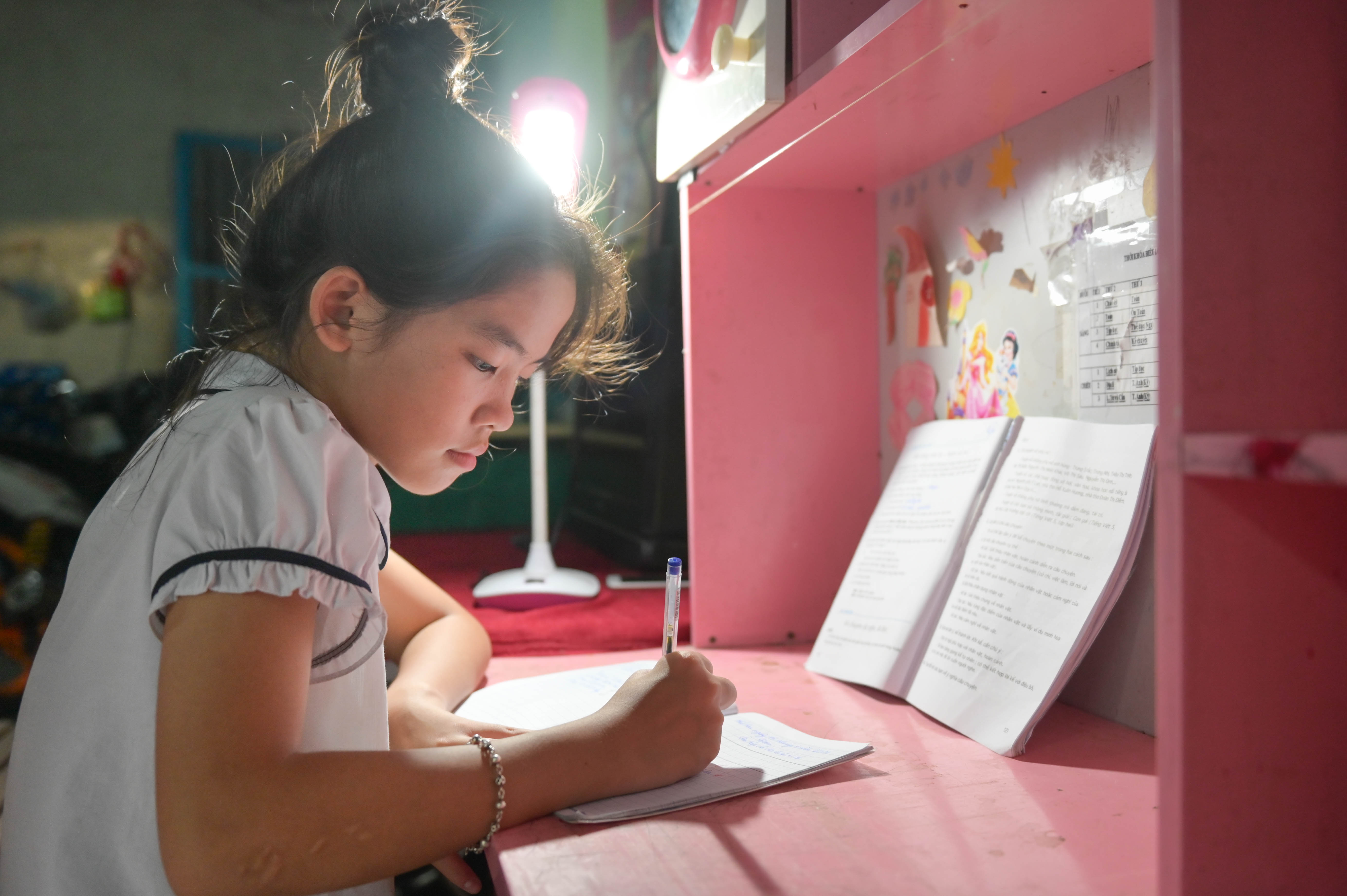 Chào mừng Ngày Quốc tế Thiếu nhi 1-6 và Tháng hành động vì trẻ em năm 2024: Những "bông hoa" vượt khó