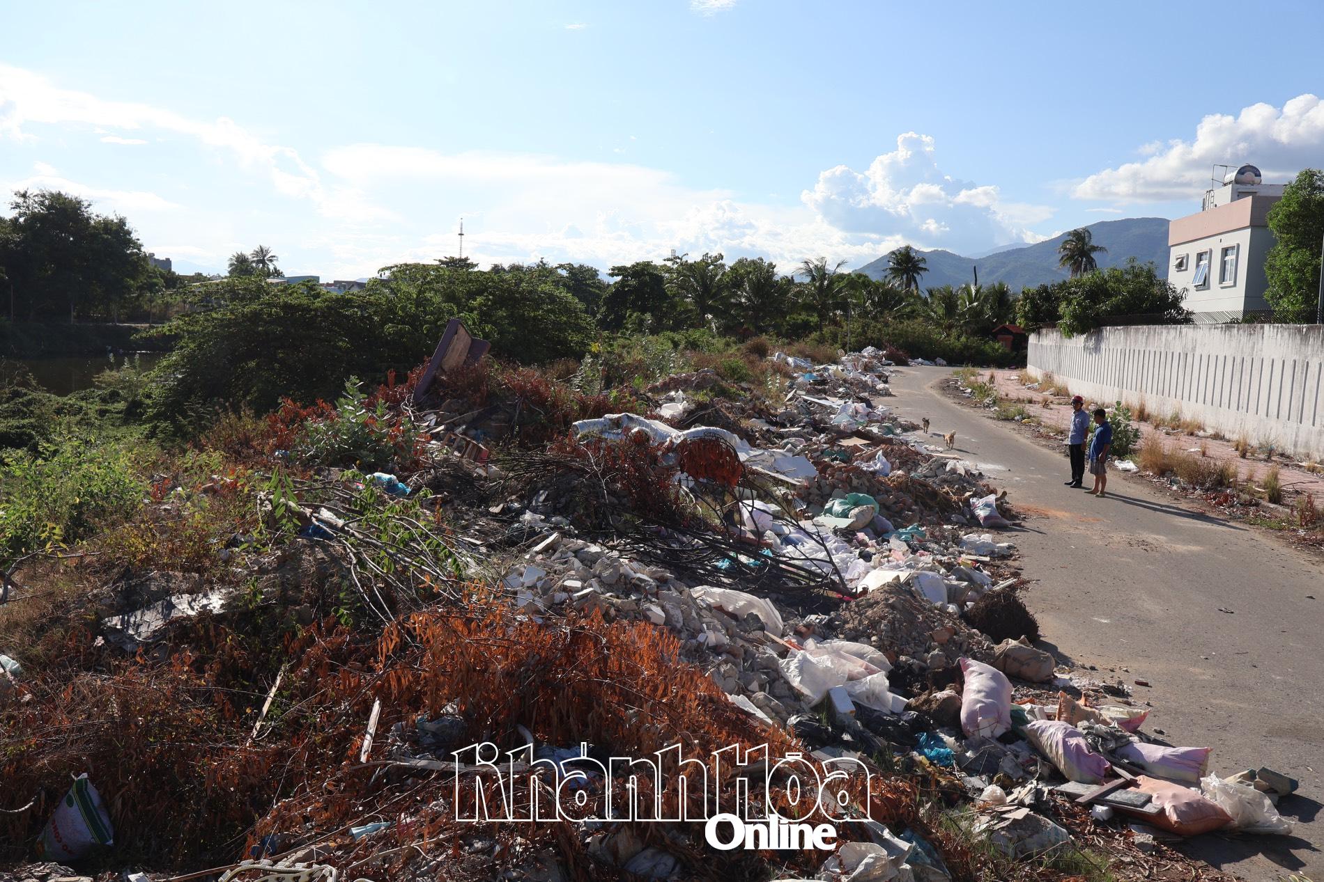 Xã Vĩnh Ngọc: Hình thành bãi tập kết xà bần tự phát ven sông  
