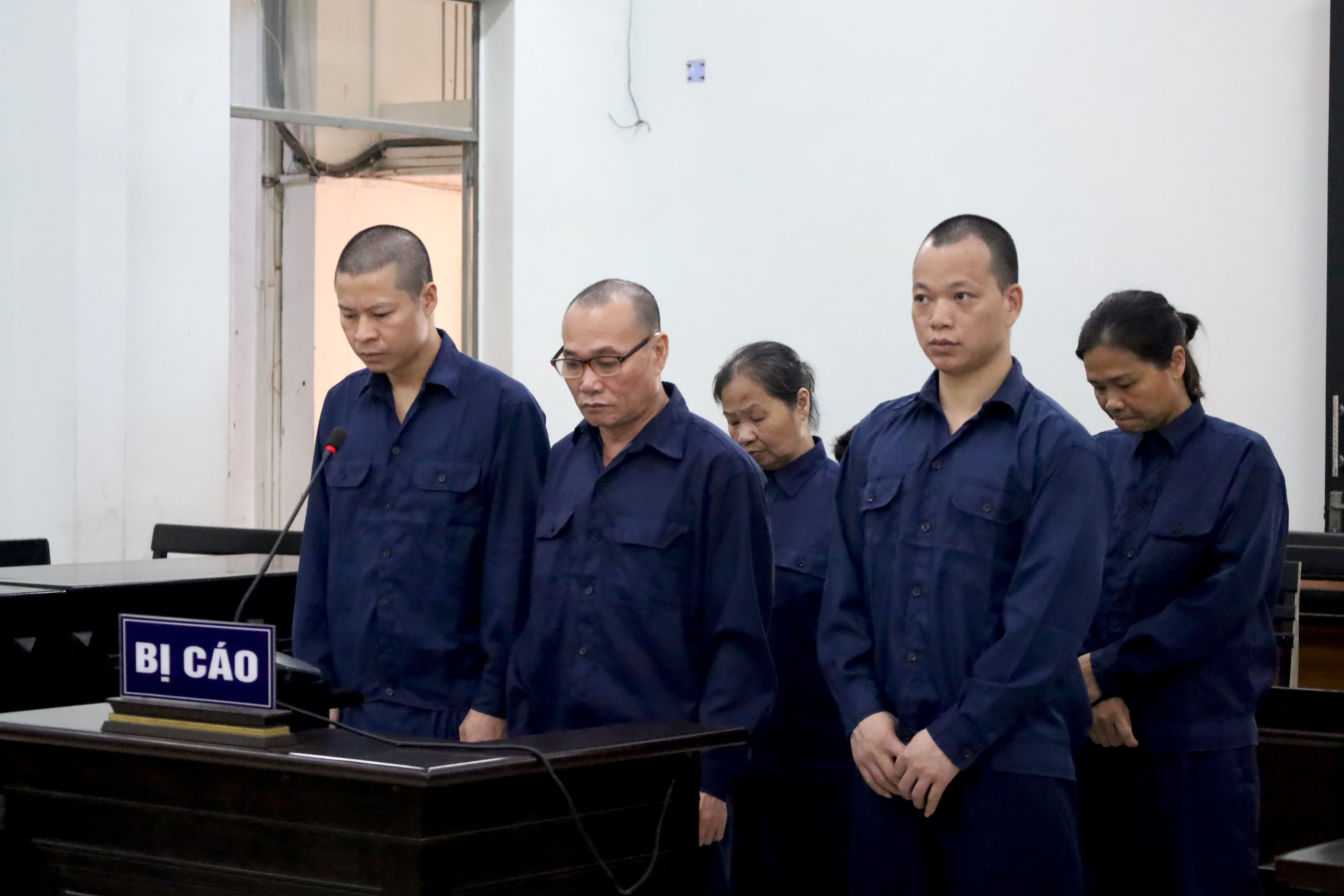 Đánh tráo sổ đỏ rồi đi lừa bán đất 