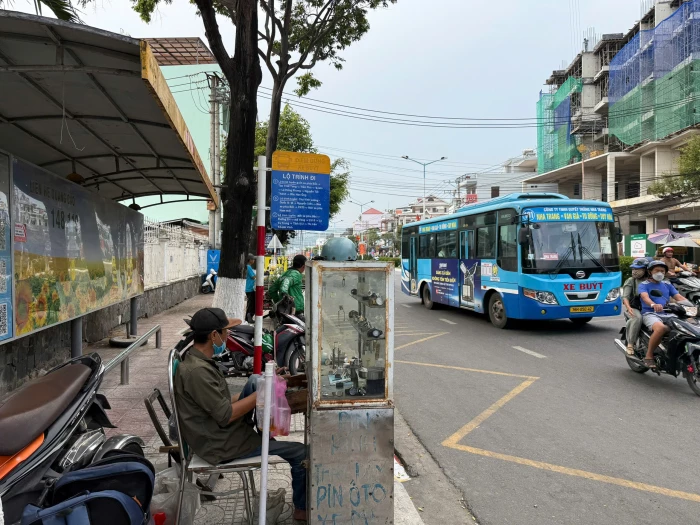 Cần trả lại công năng nhà chờ xe buýt 