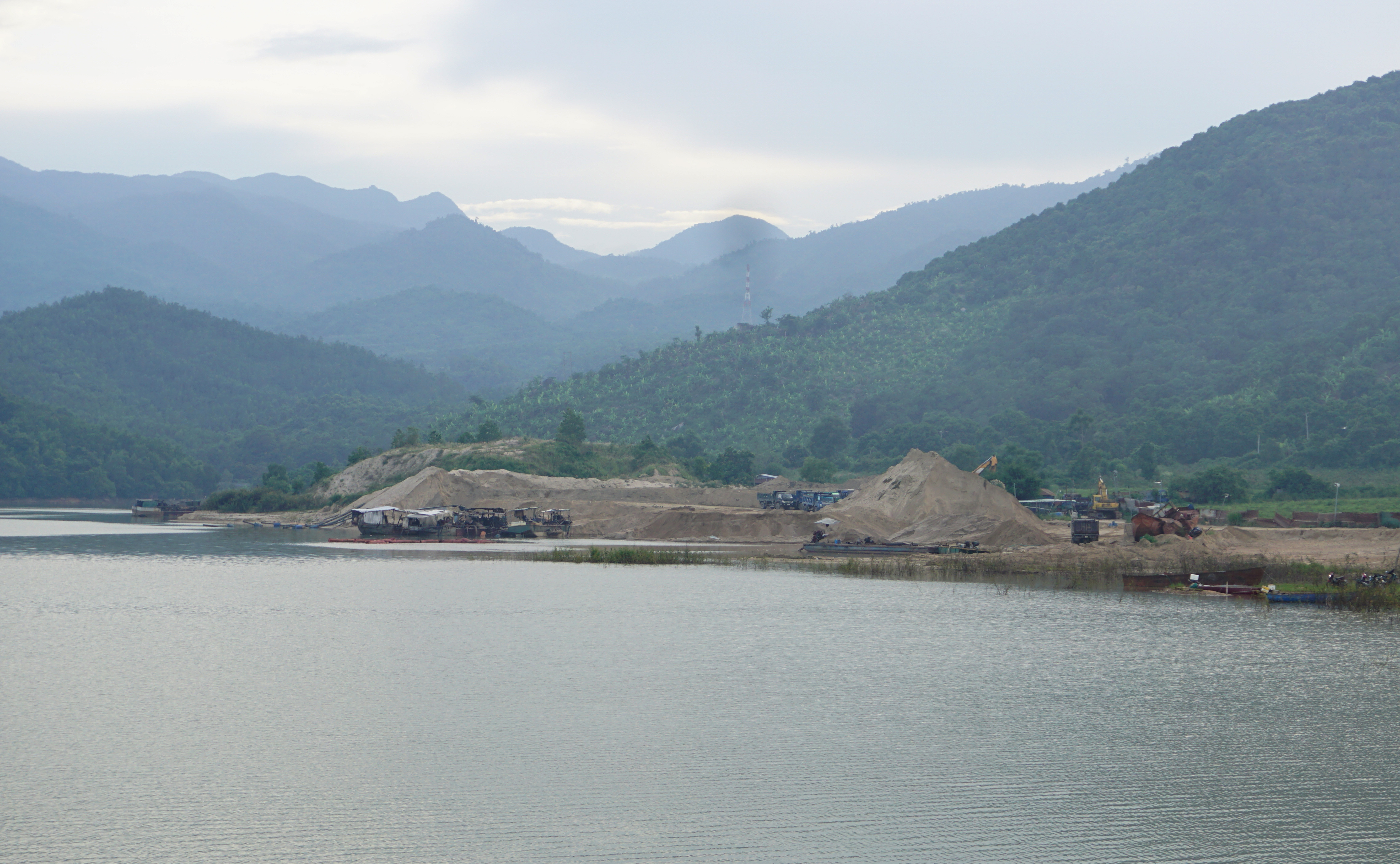 Nhiều tồn tại trong nạo vét hồ Cam Ranh