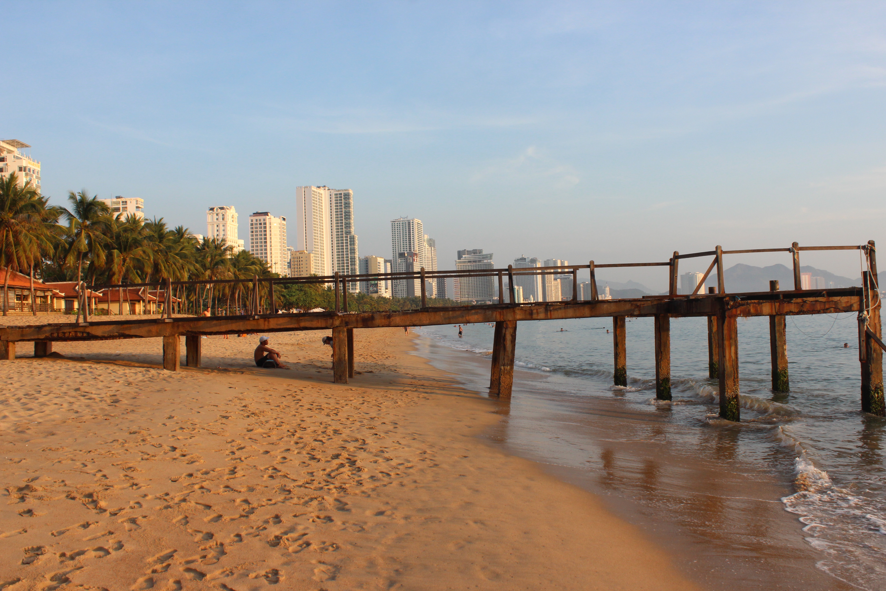 Nên sớm tháo dỡ cầu cảng bỏ hoang ở bãi biển