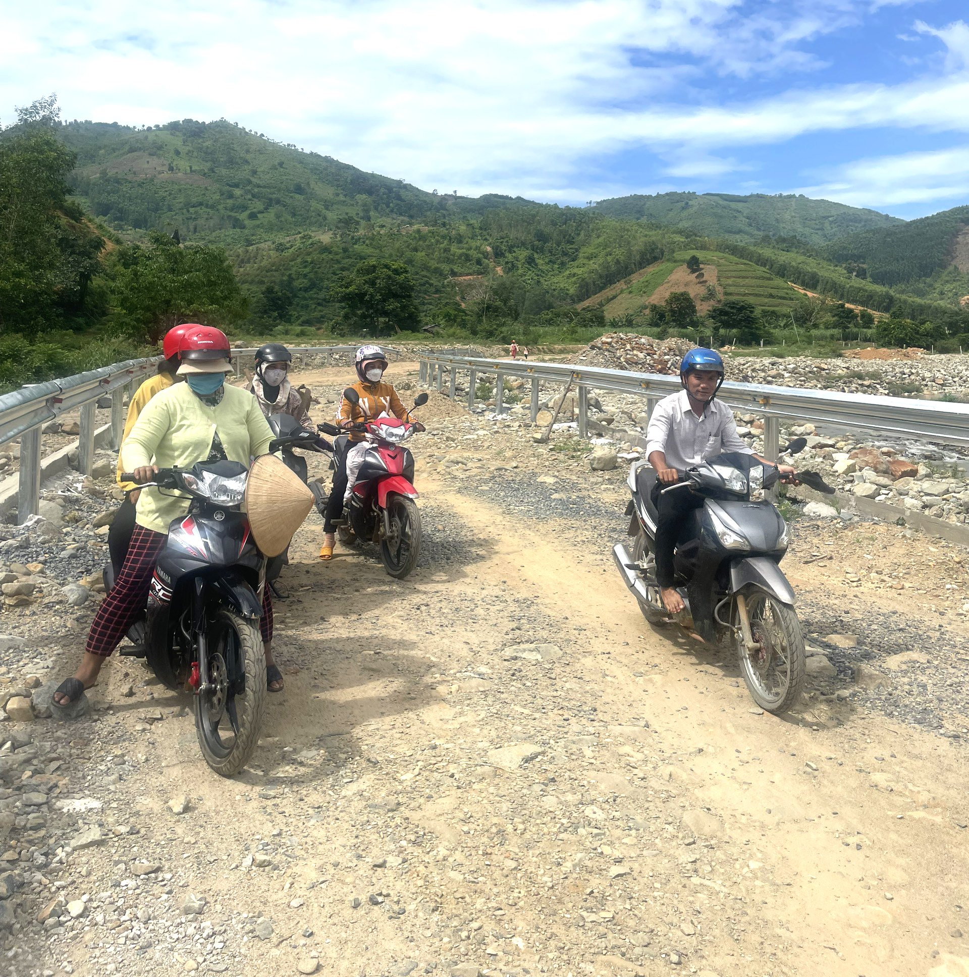 Khánh Sơn: Tiếp tục hoàn thiện tuyến đường kết nối xã Ba Cụm Nam - Ba Cụm Bắc