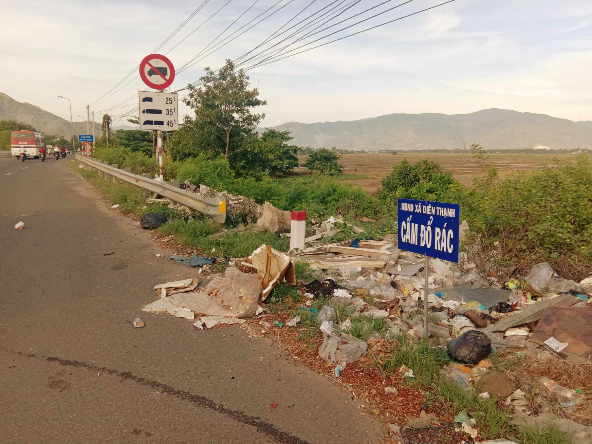 Bỏ rác nơi bảng cấm