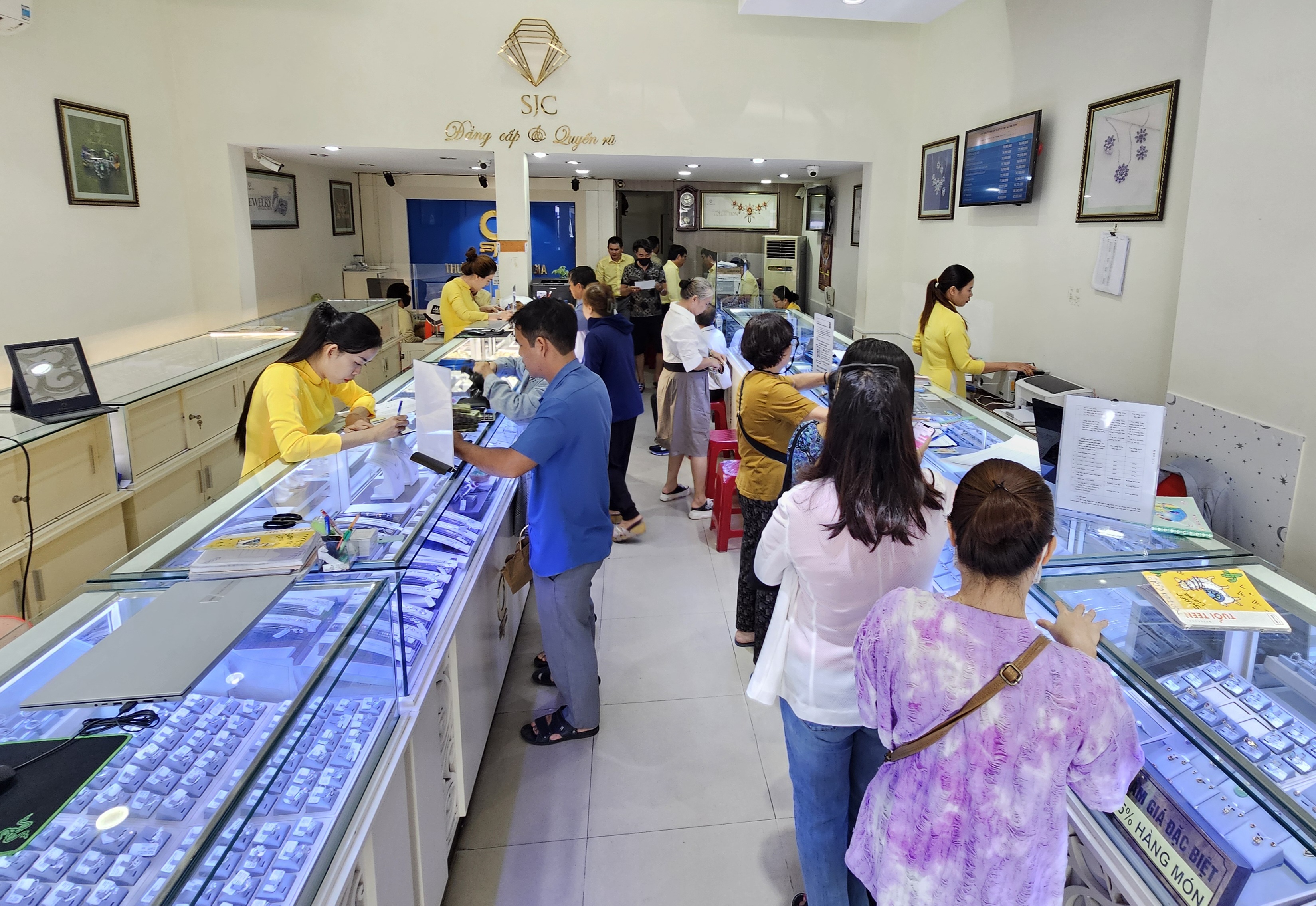 Nhọc nhằn mua vàng “bình ổn”