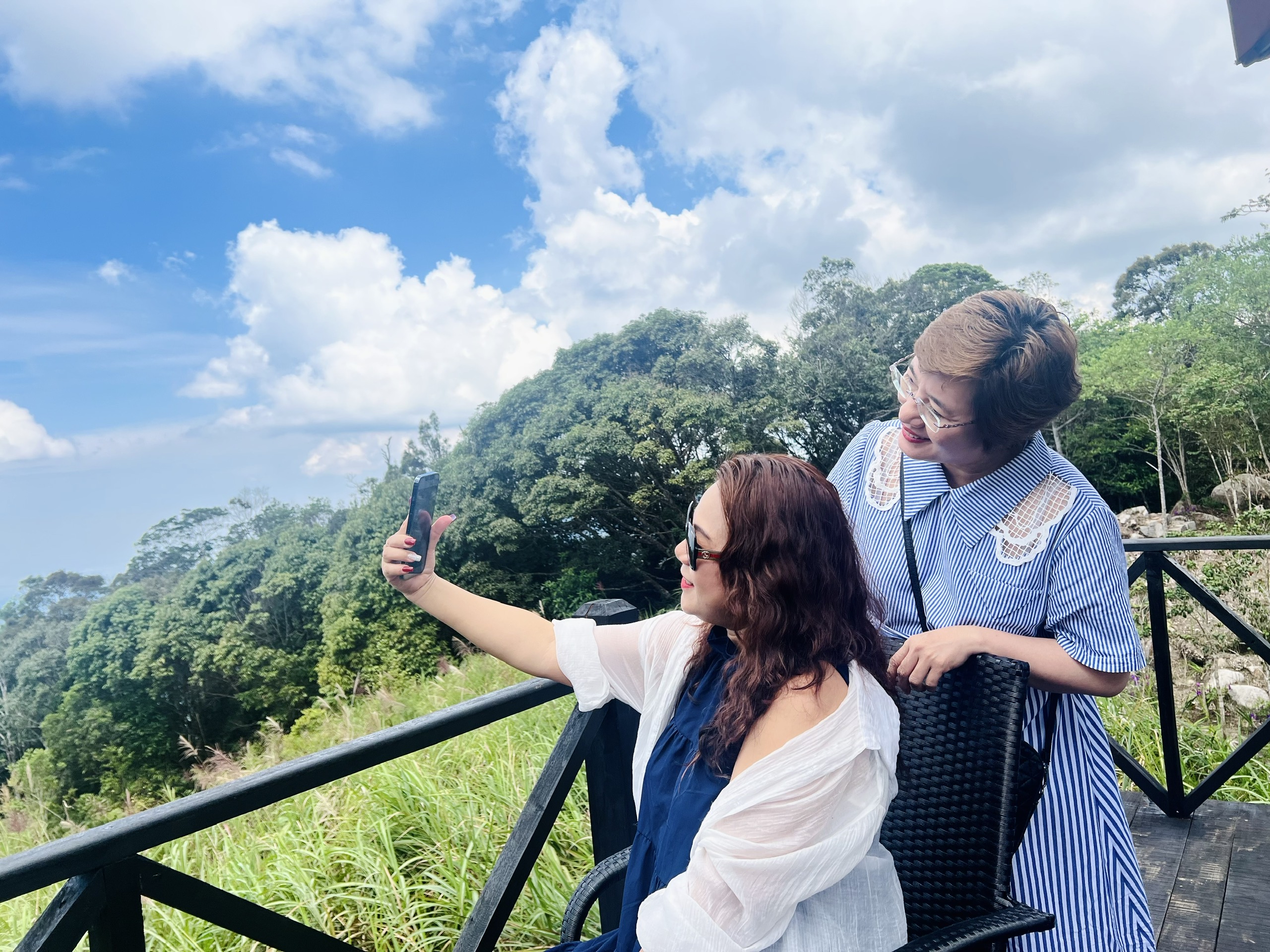 Khám phá Hòn Bà - đỉnh núi vờn mây bằng xe buýt thoáng nóc