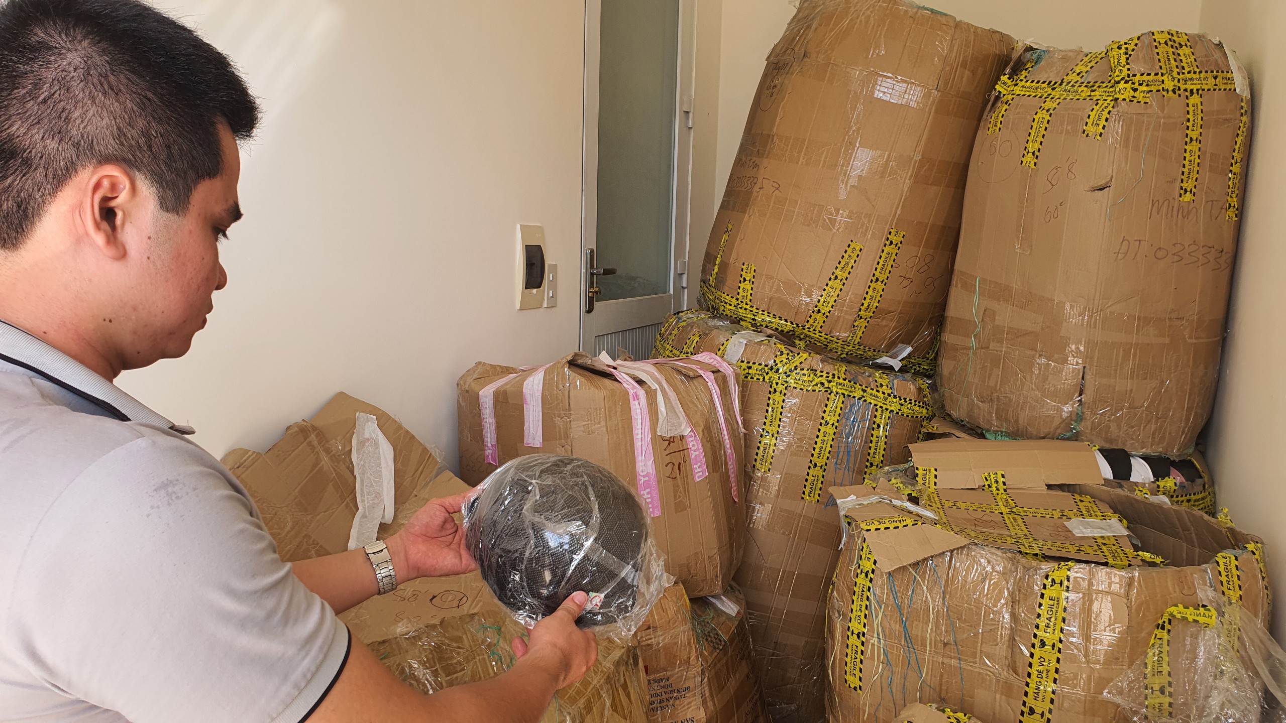 Lập sàn thương mại điện tử để bán mũ bảo hiểm giả