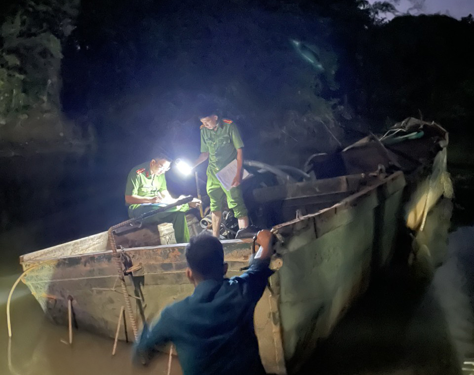 Nha Trang: Tuần tra, phát hiện 2 ghe hút cát trái phép