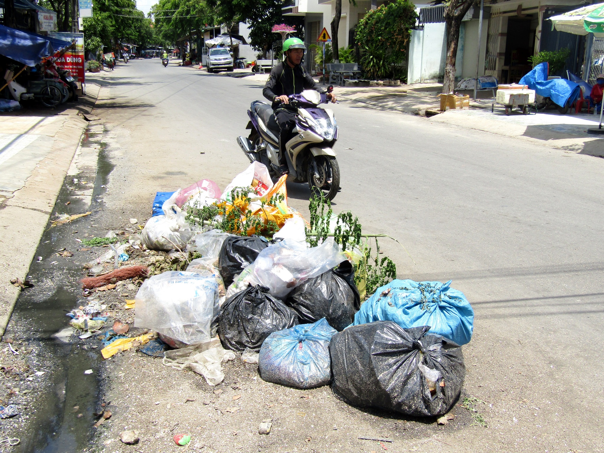 Bỏ rác bừa bãi ở lòng đường
