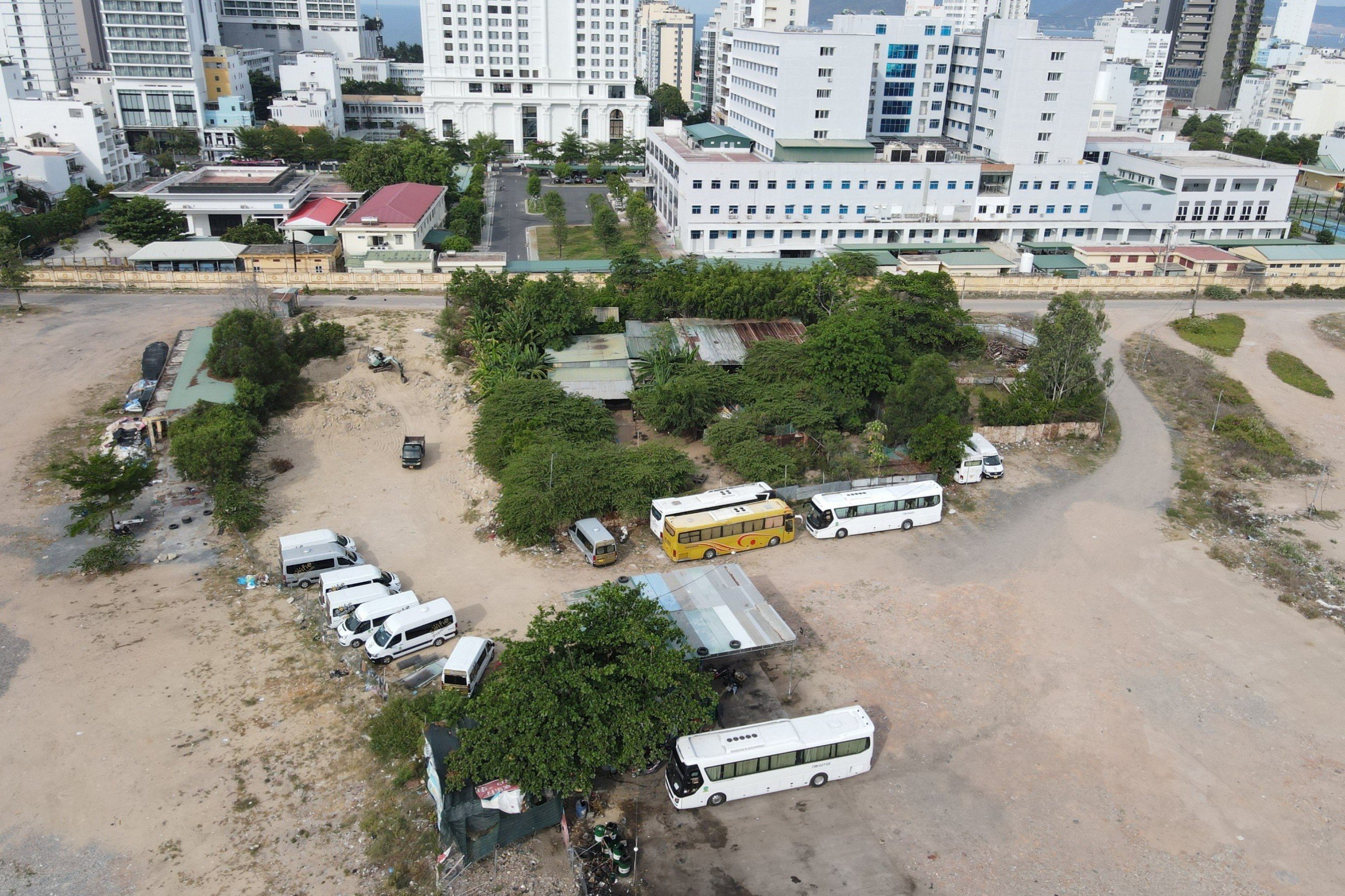 Xử lý 2 bãi giữ xe trái phép trong sân bay Nha Trang cũ