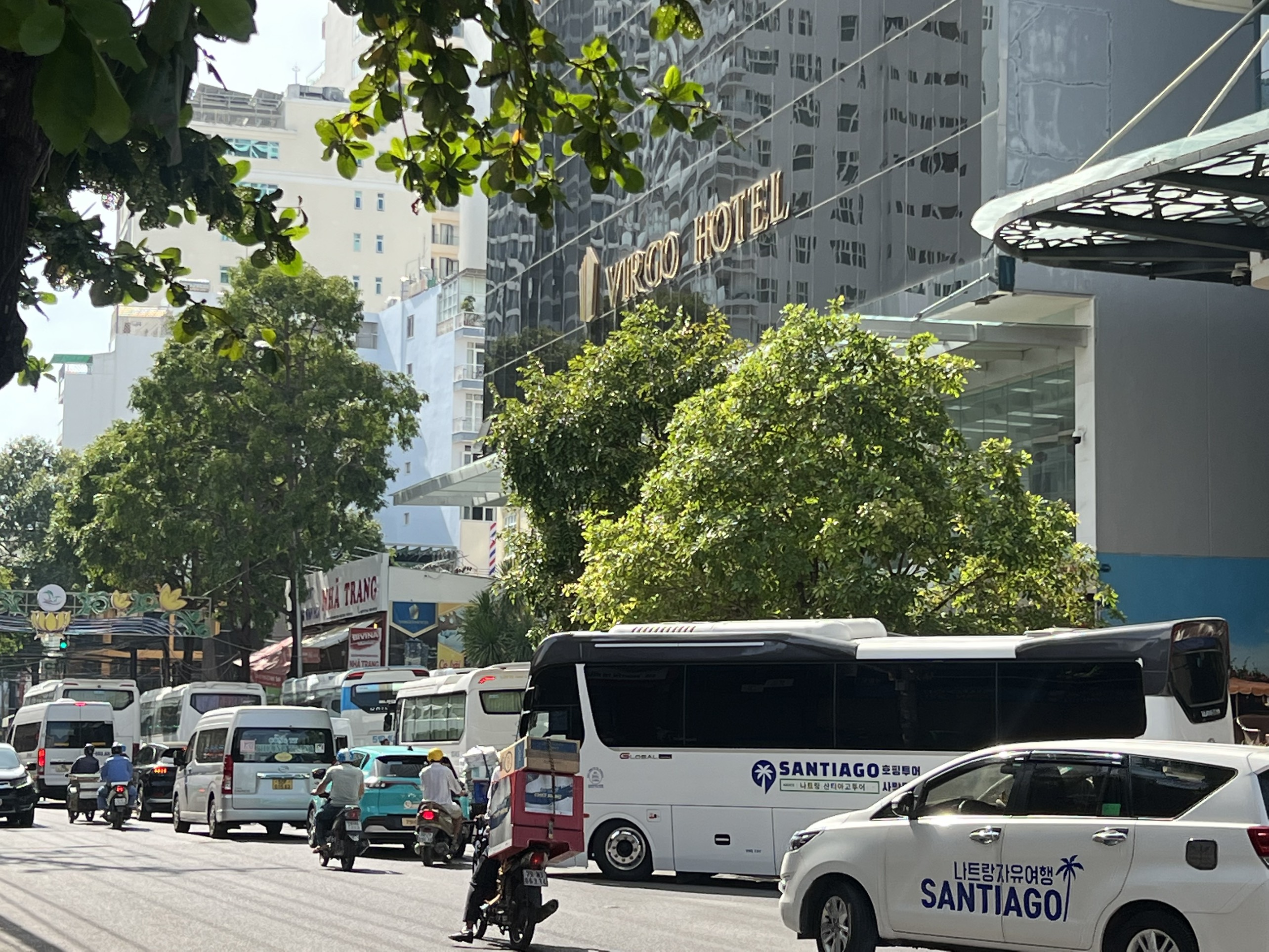 Khu đất trống thuộc Dự án Đường Tô Hiến Thành nối dài: Xe khách vẫn ra vào tấp nập