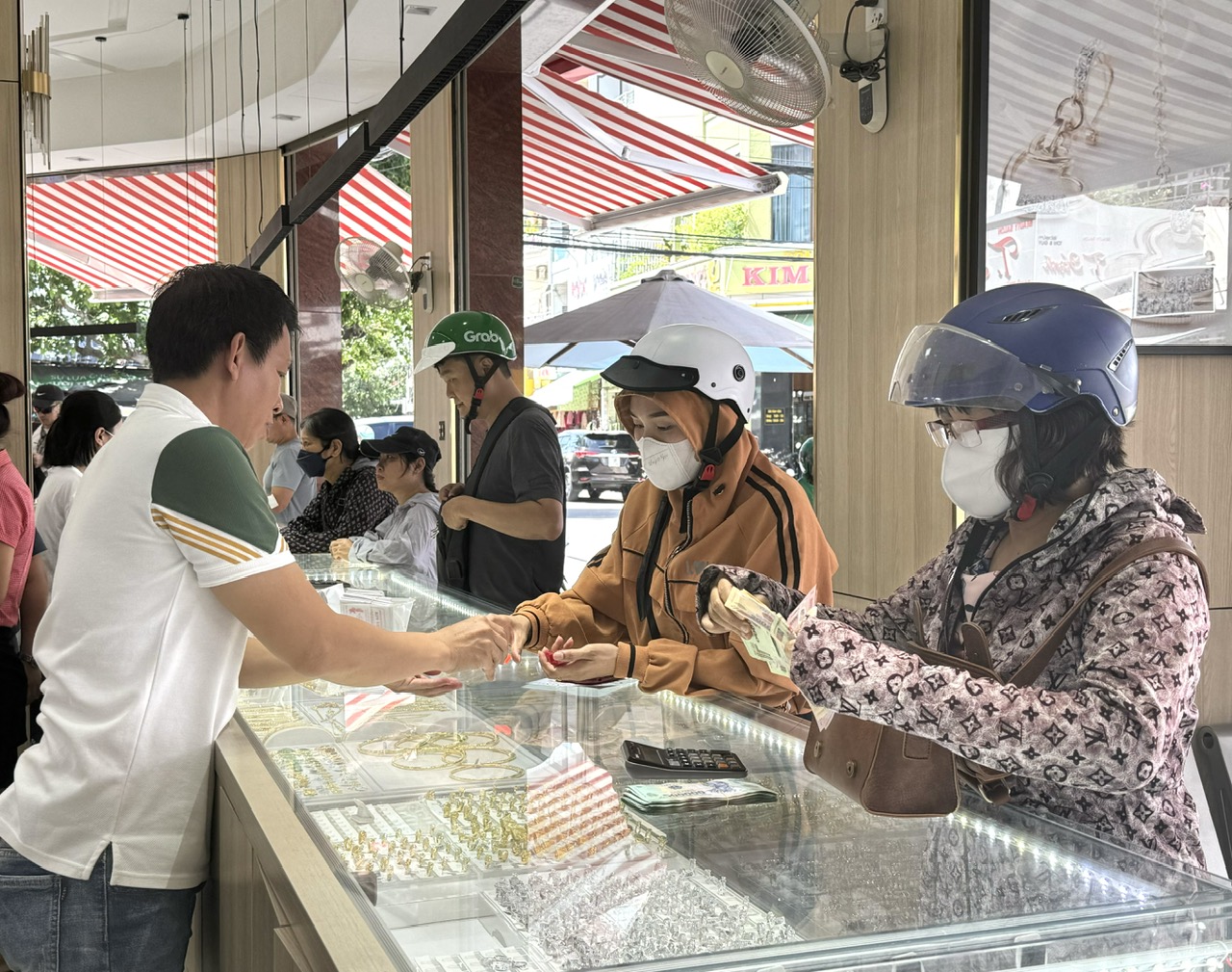 Kiểm tra, giám sát việc thực hiện hóa đơn điện tử trong hoạt động kinh doanh vàng