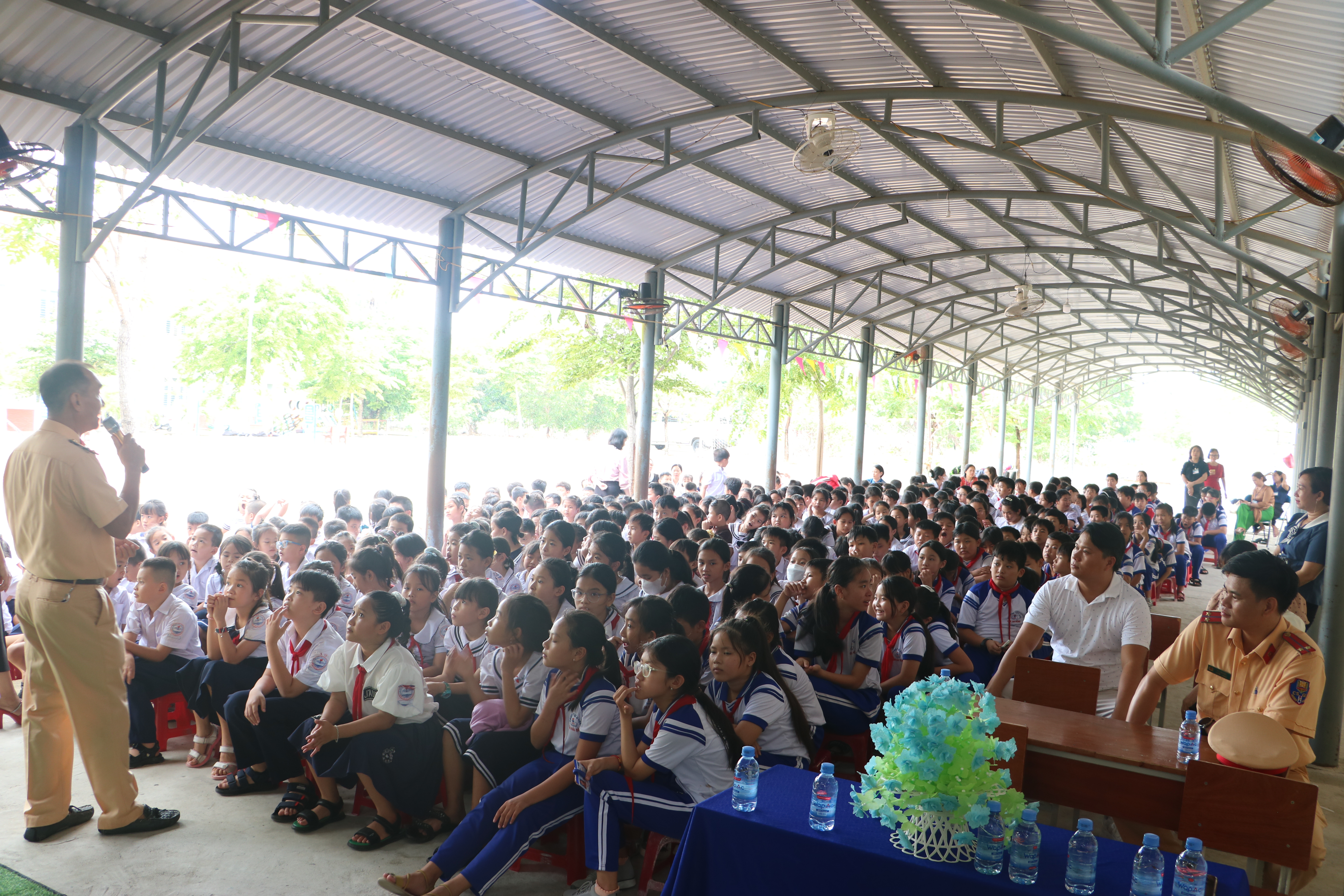 Phát động phong trào thi đua bảo đảm trật tự, an toàn giao thông