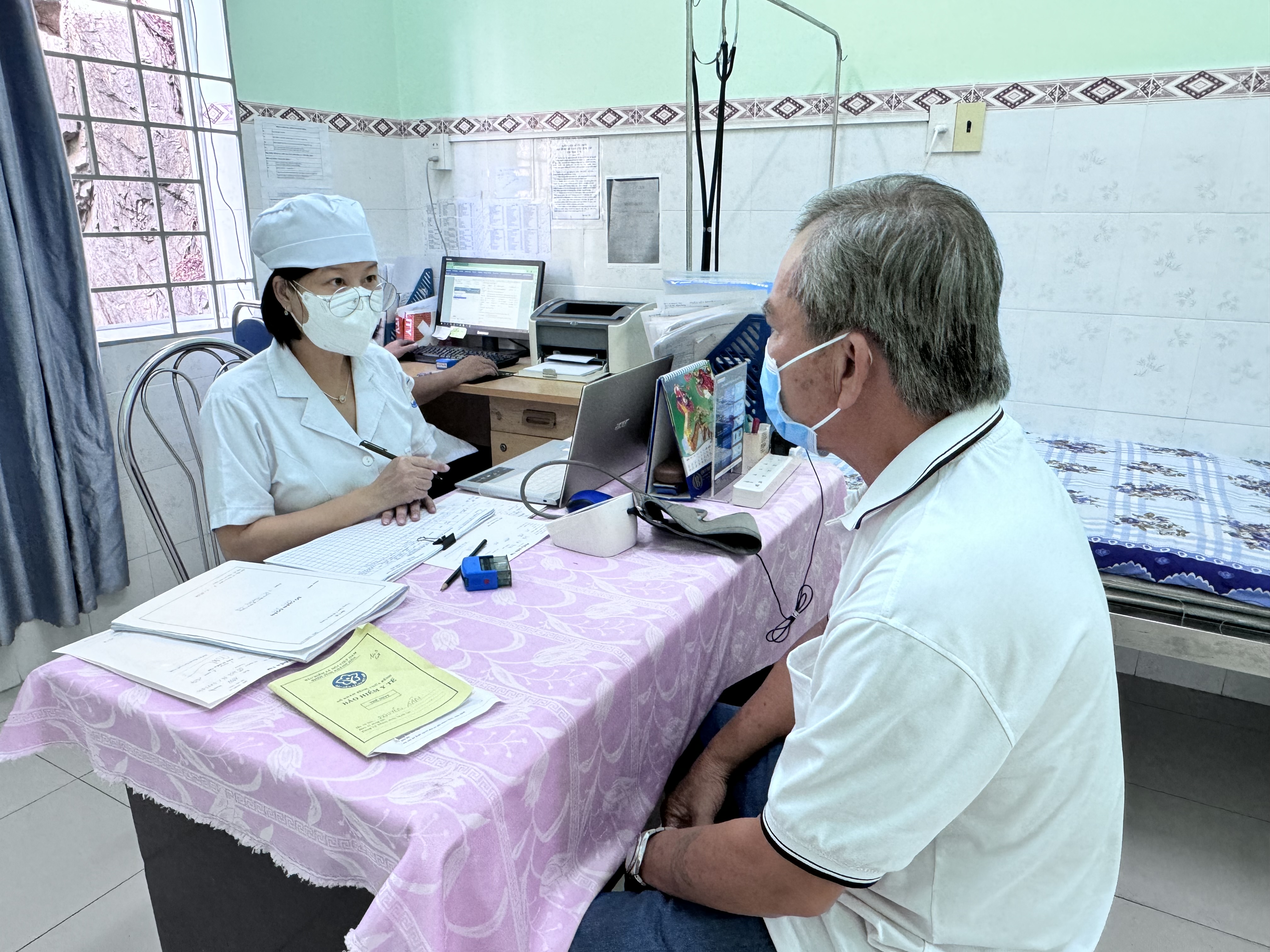 Nỗi niềm "người gác cổng" chăm sóc sức khỏe