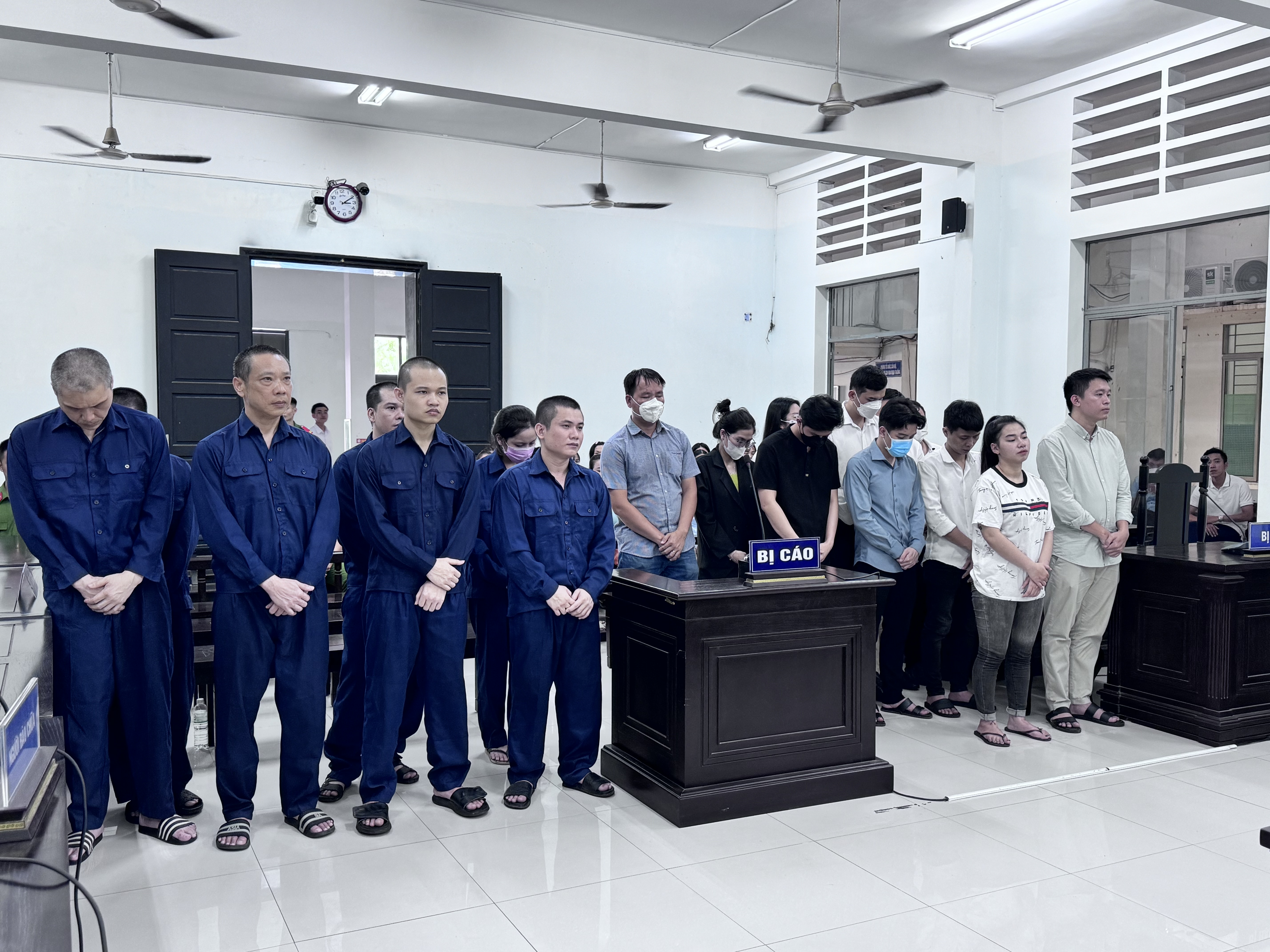 Vụ tổ chức đánh bạc, đánh bạc, đưa và nhận hối lộ tại Nha Trang: 18 bị cáo lãnh án