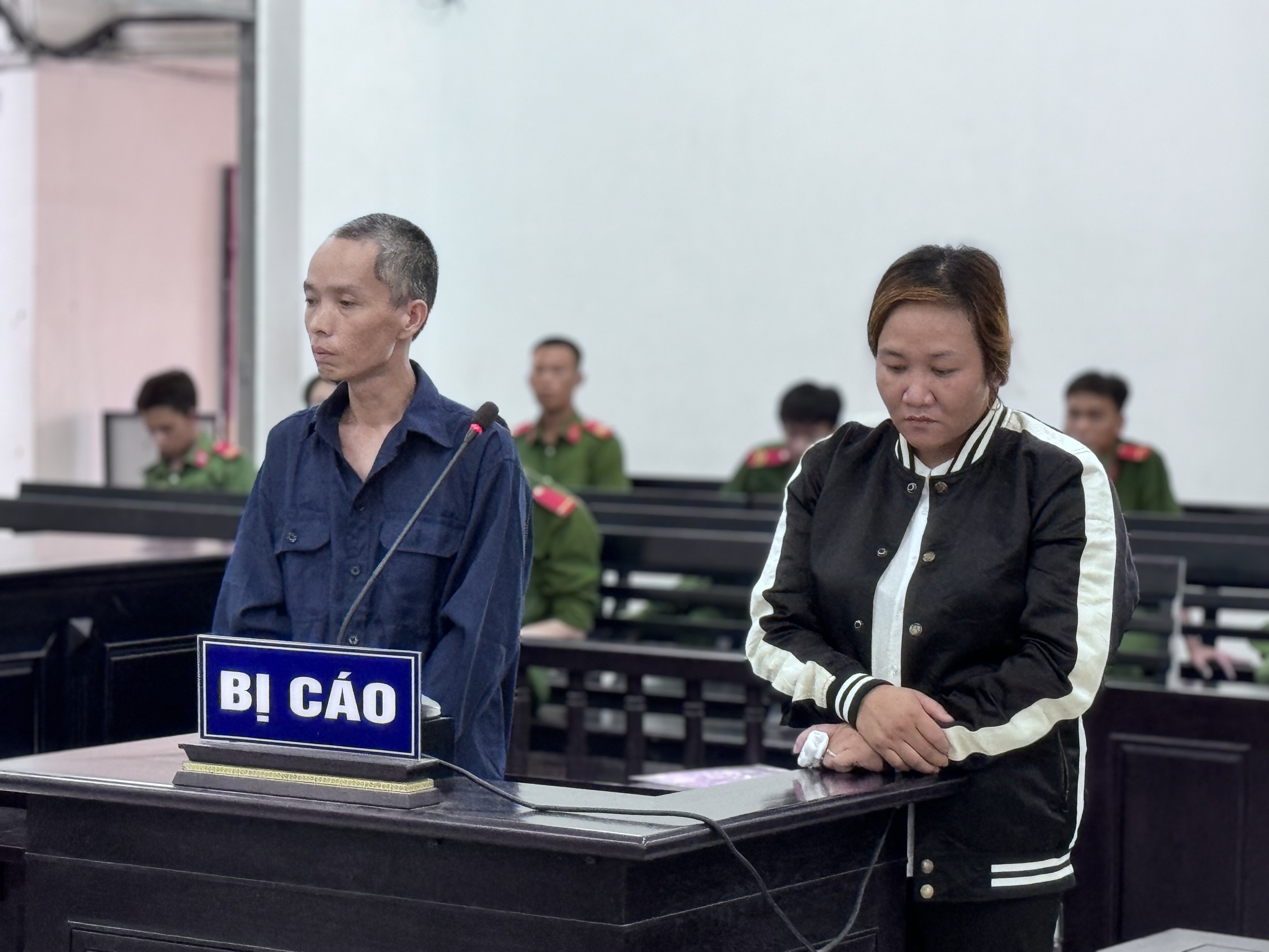 Tống tiền bằng "ảnh nóng", 2 bị cáo vào tù