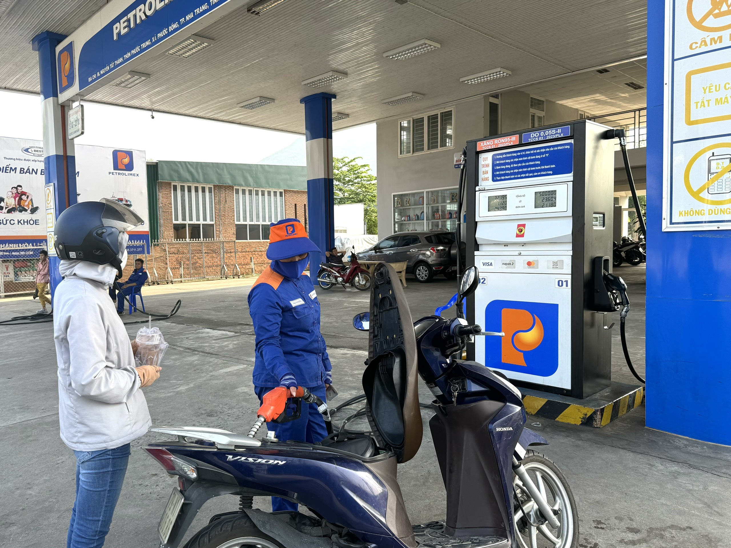 Lấy hóa đơn khi mua xăng, dầu: Người dân chưa quan tâm