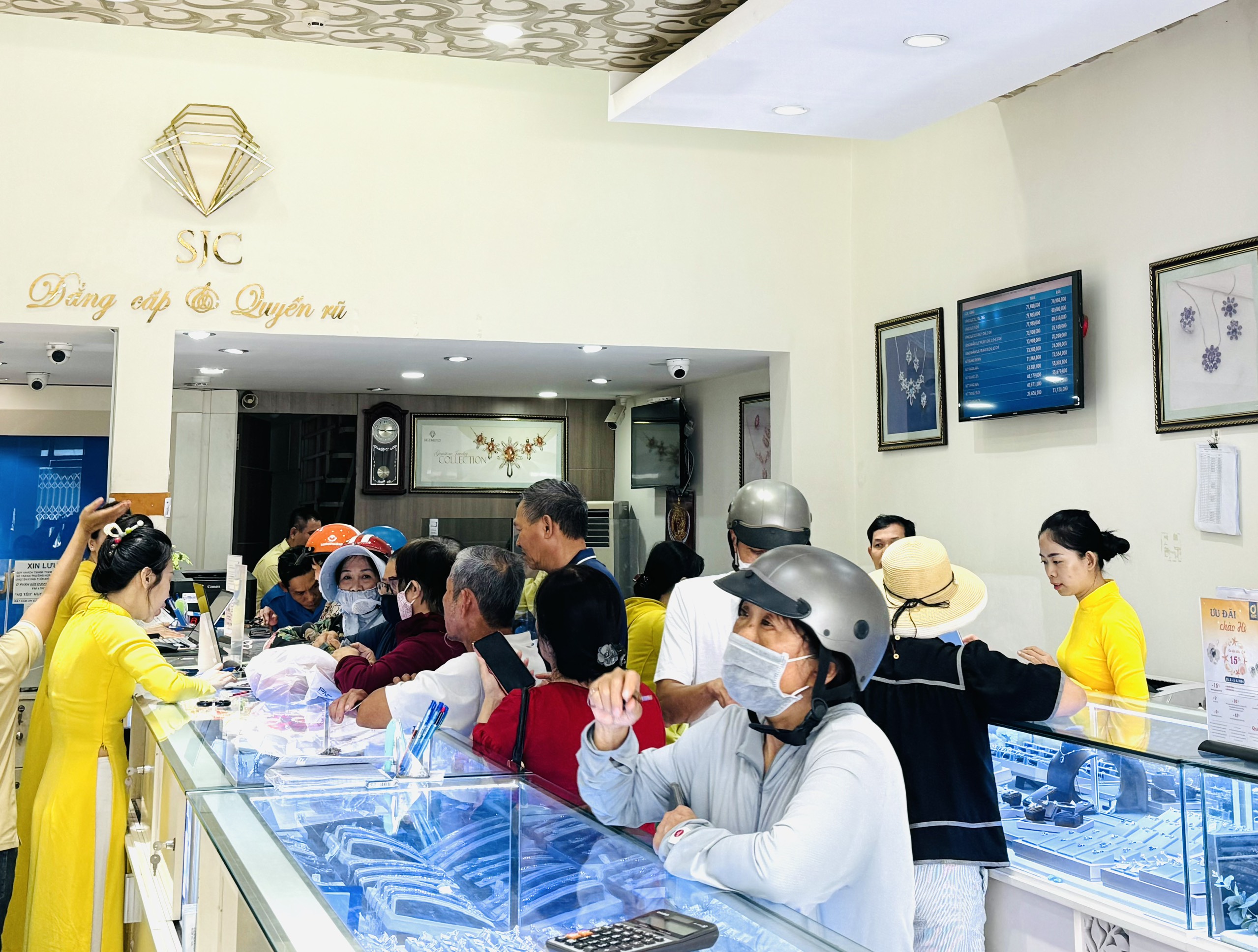 Nha Trang: Người dân xếp hàng mua vàng 