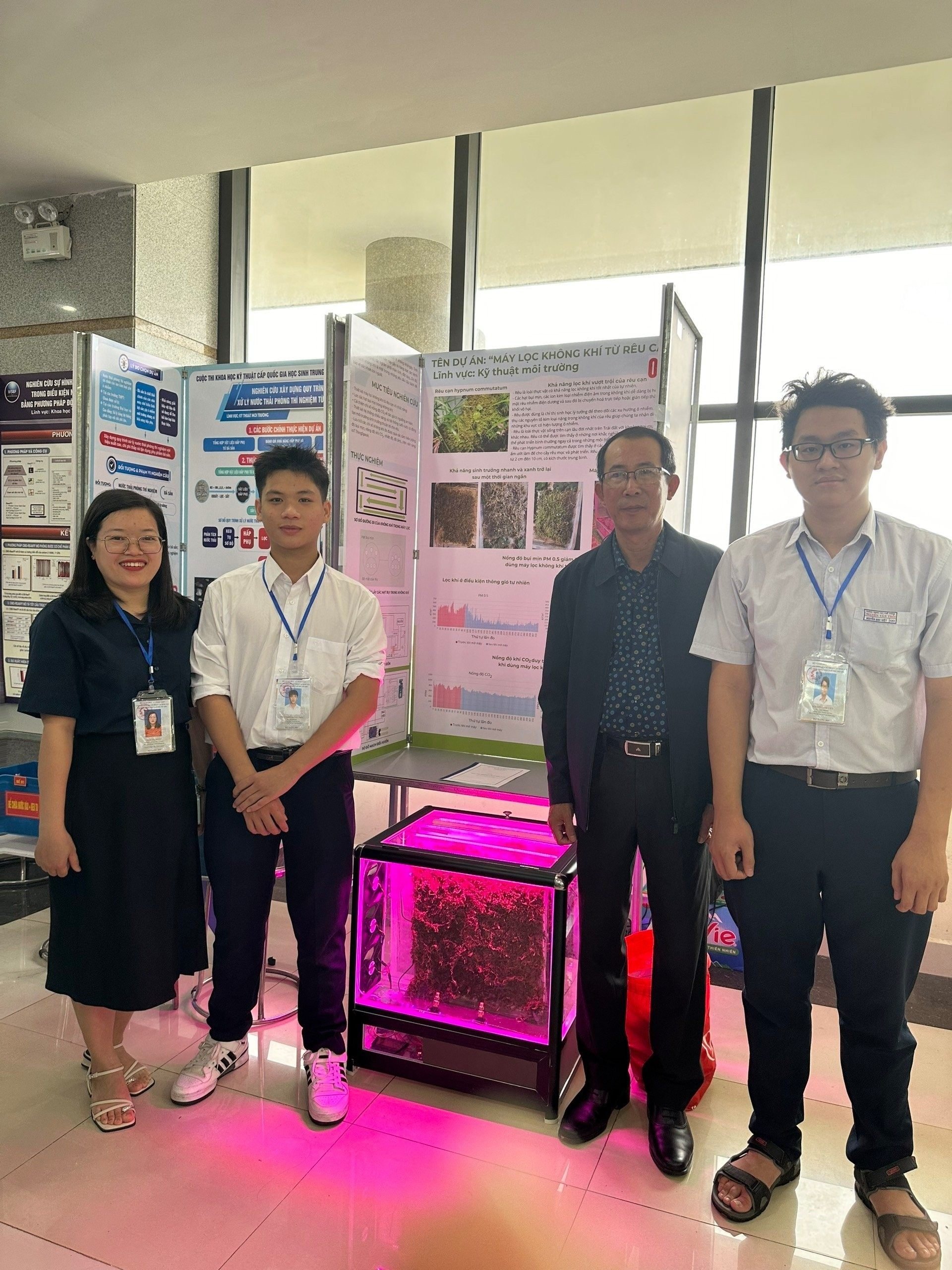 Học sinh sáng chế máy lọc không khí từ rêu