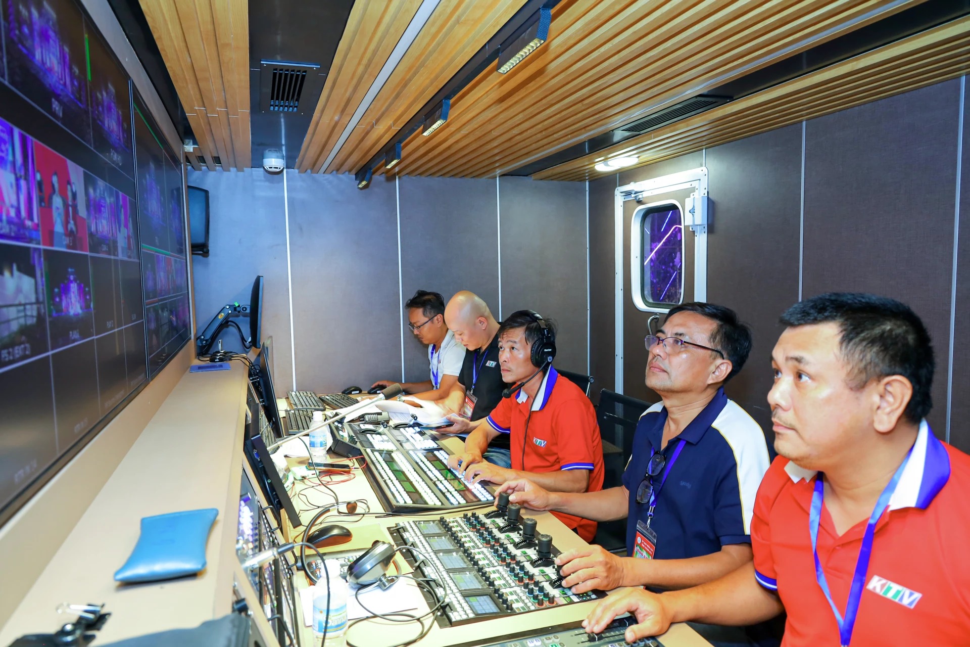 Đằng sau những chương trình truyền hình, phát thanh trực tiếp