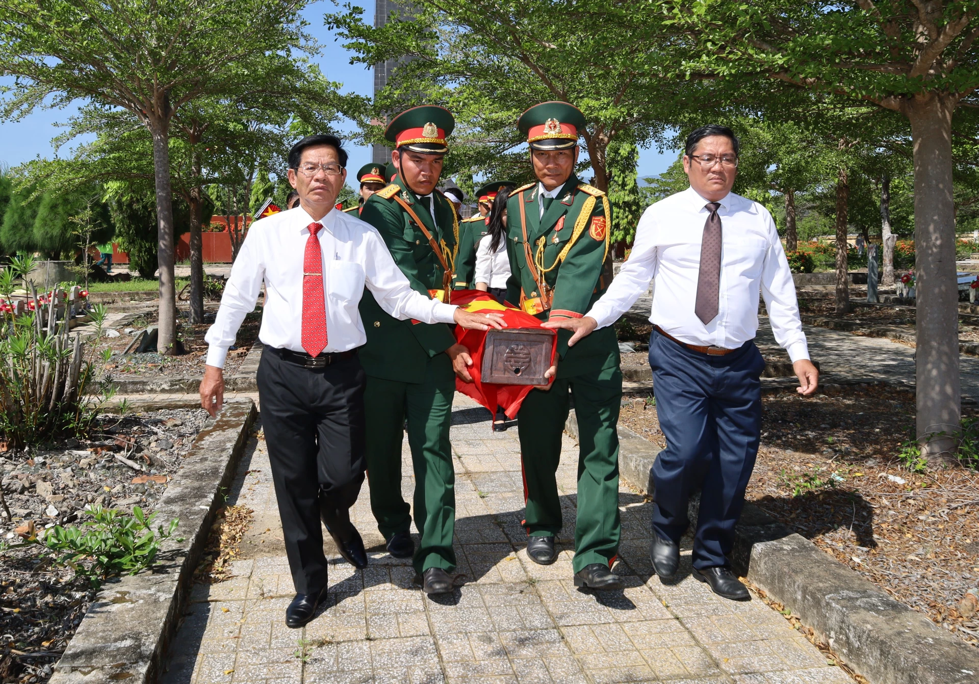 Vẫn một hành trình đi tìm đồng đội