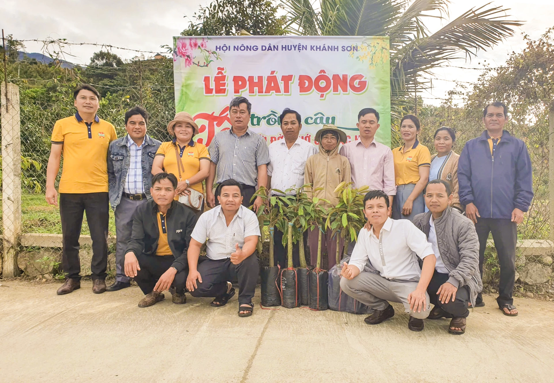 Nông dân Khánh Sơn thi đua sản xuất, kinh doanh giỏi