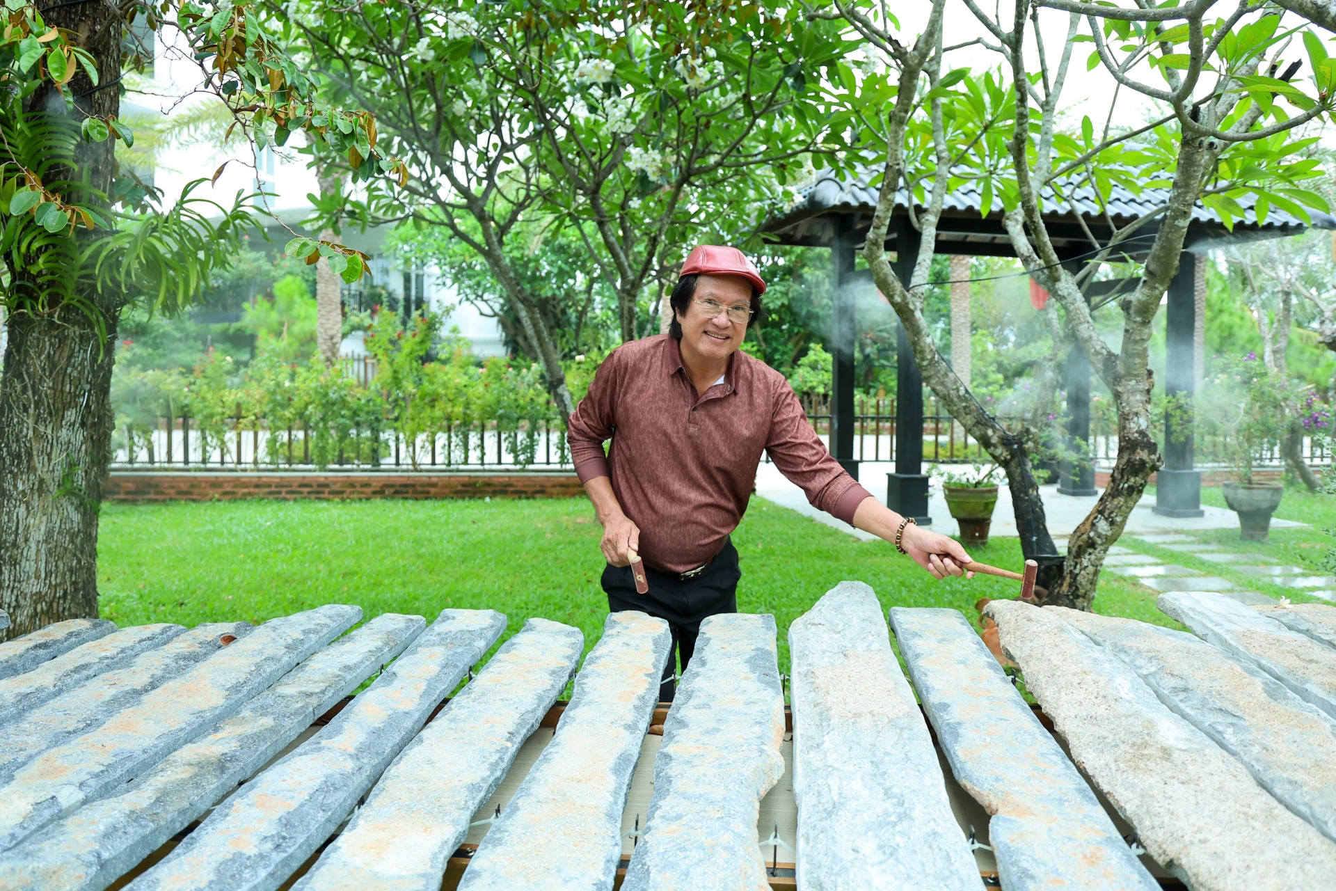 Độc đáo bộ đàn đá 54 thanh