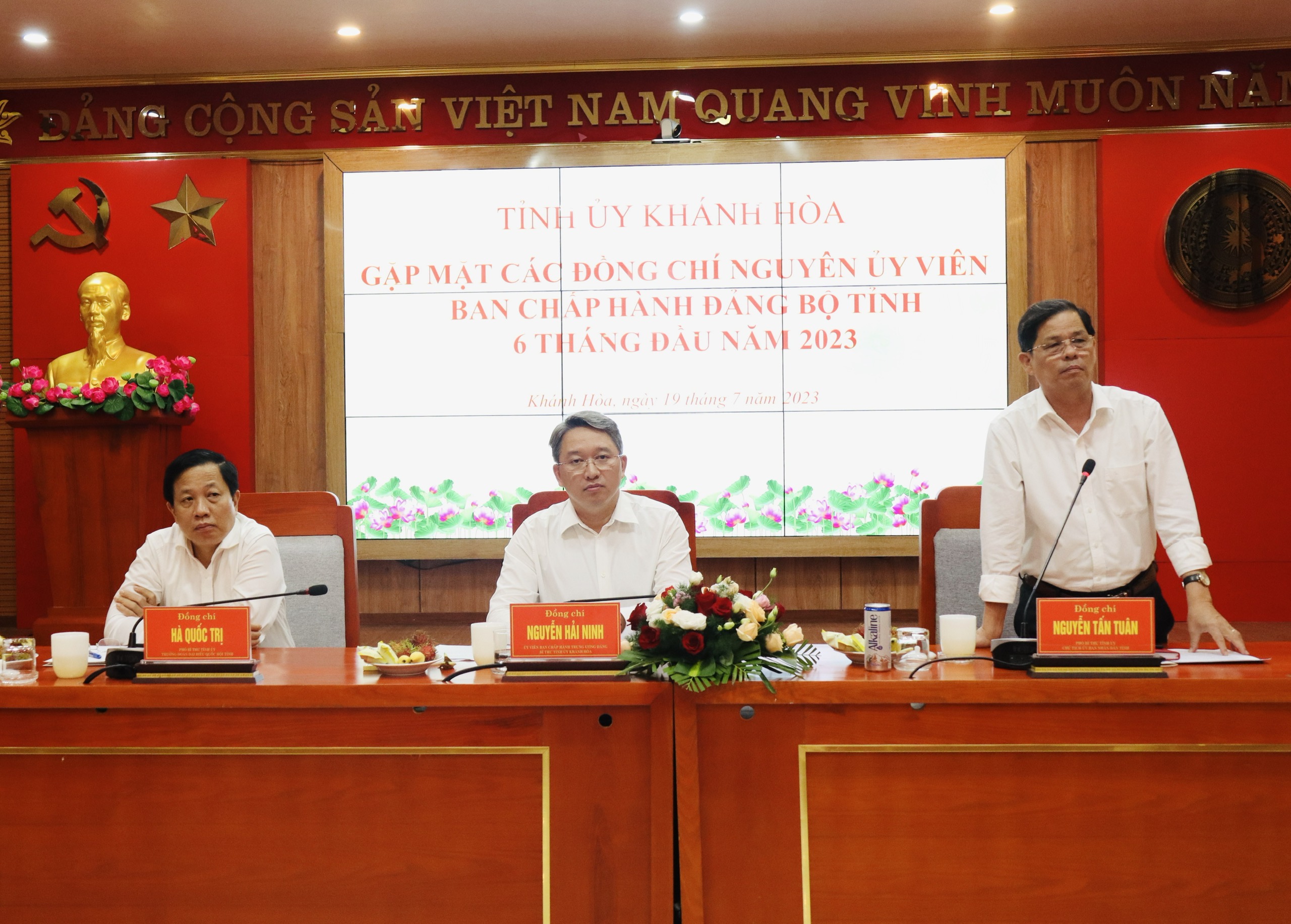 Ban Thường vụ Tỉnh ủy Khánh Hòa gặp mặt các vị nguyên Tỉnh ủy viên