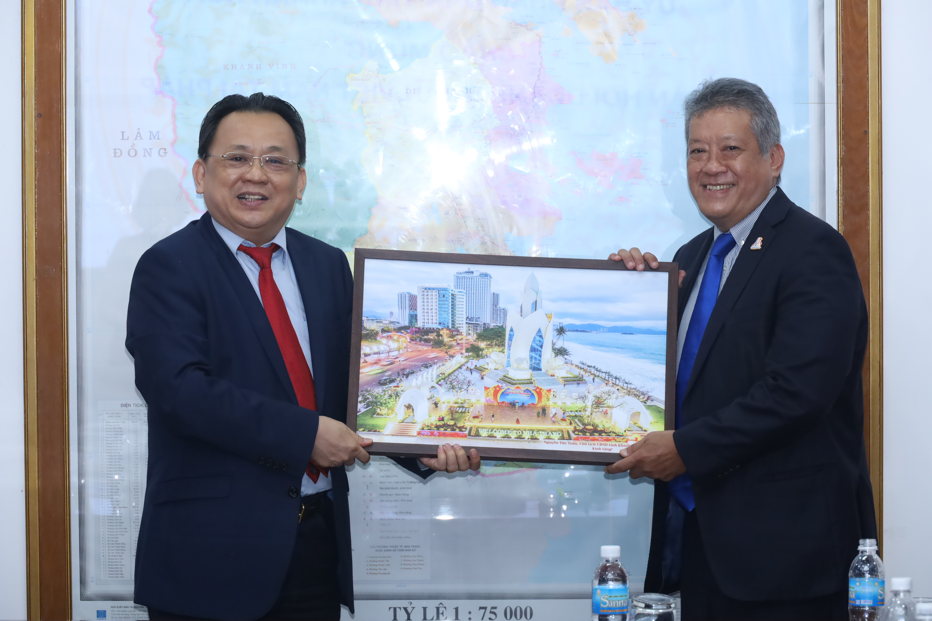 Ông Lê Hữu Hoàng - Phó Chủ tịch Thường trực UBND tỉnh làm việc với Hội Doanh nhân Việt Nam tại Pháp