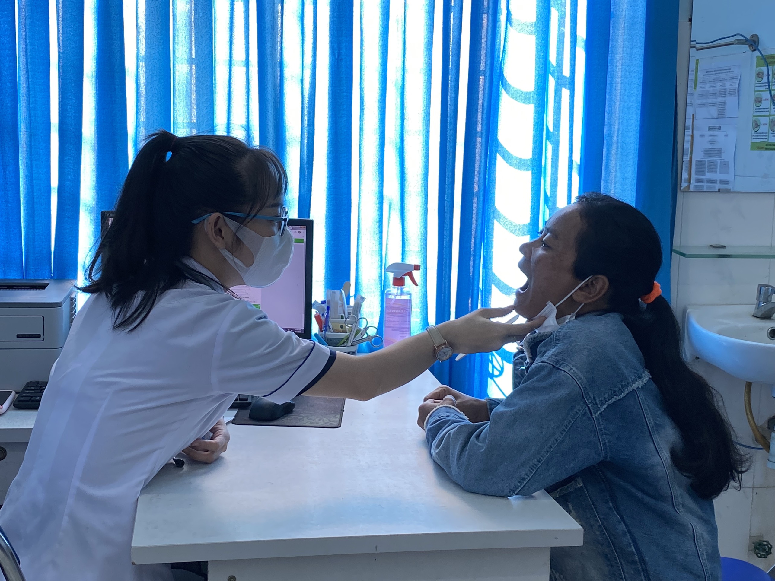 Trung tâm Kiểm soát bệnh tật tỉnh Khánh Hòa khám bướu cổ cho hơn 1.360 học sinh