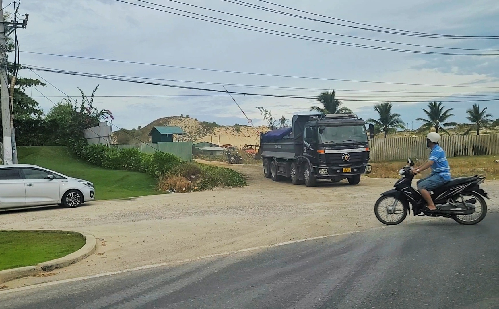 Cam Lâm: Xe chở cát gây mất an toàn giao thông