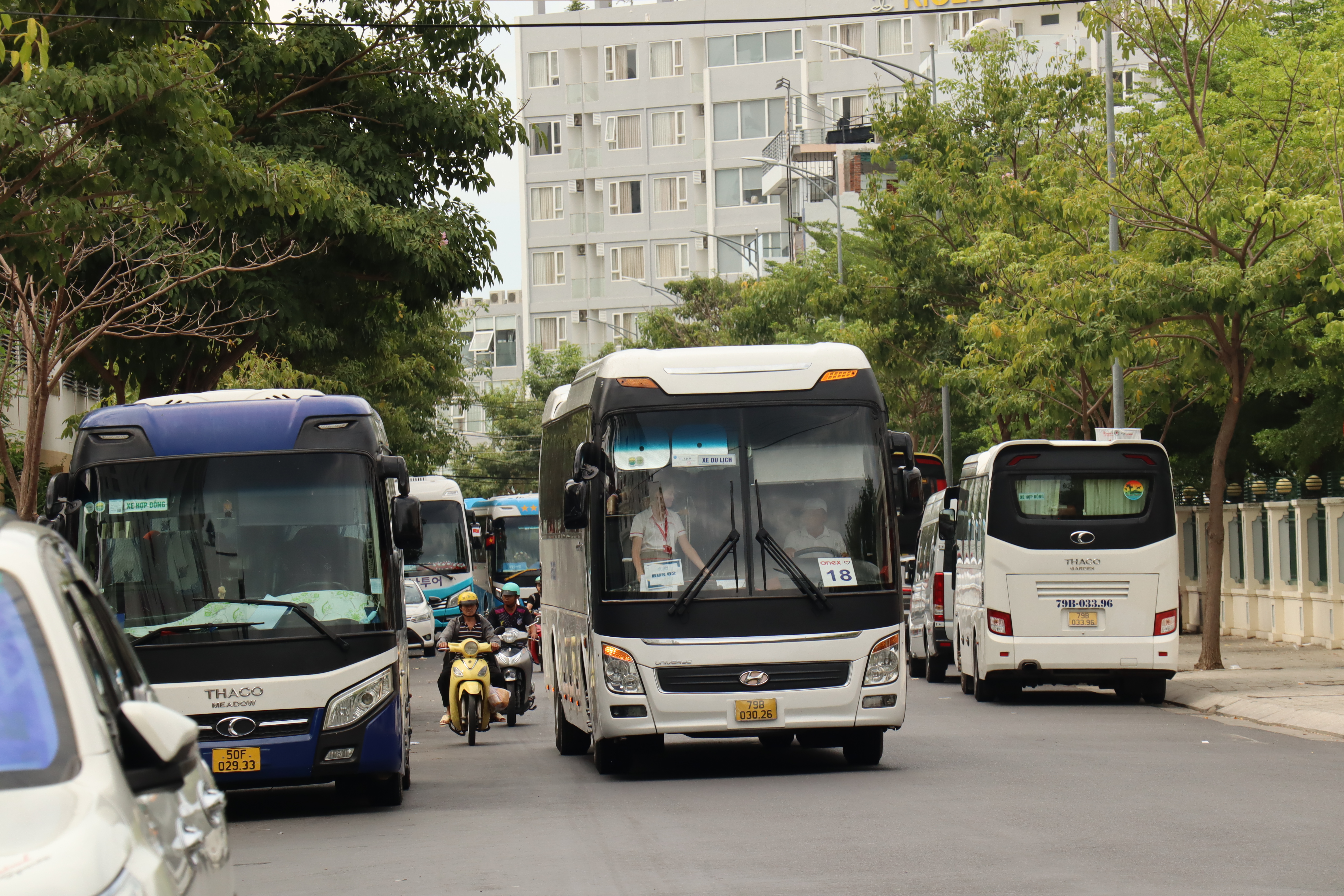 Khu vực trước cổng Bệnh viện Quân y 87: Xe khách gây ách tắc giao thông