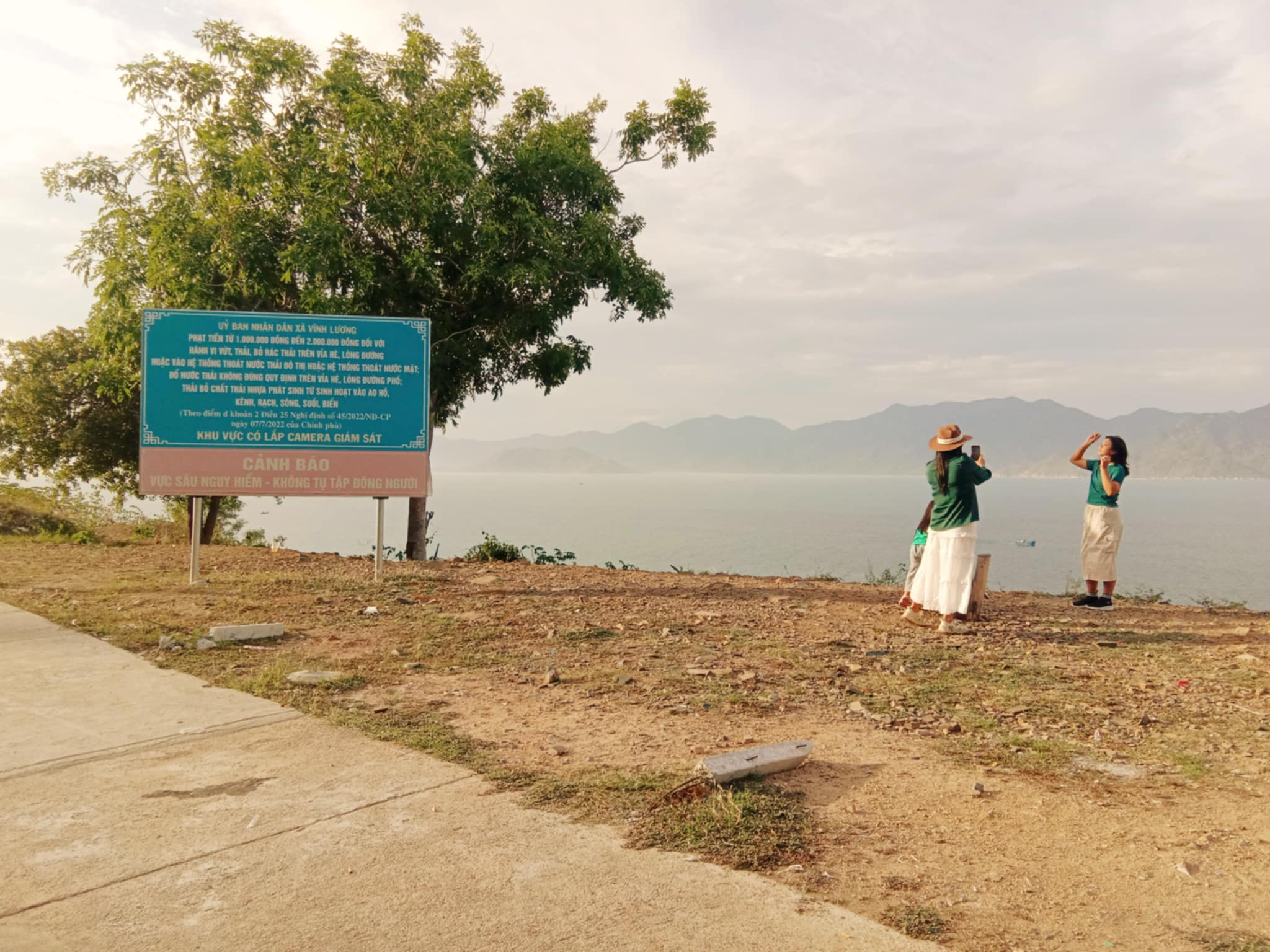 Không nên chụp hình gần vực sâu nguy hiểm