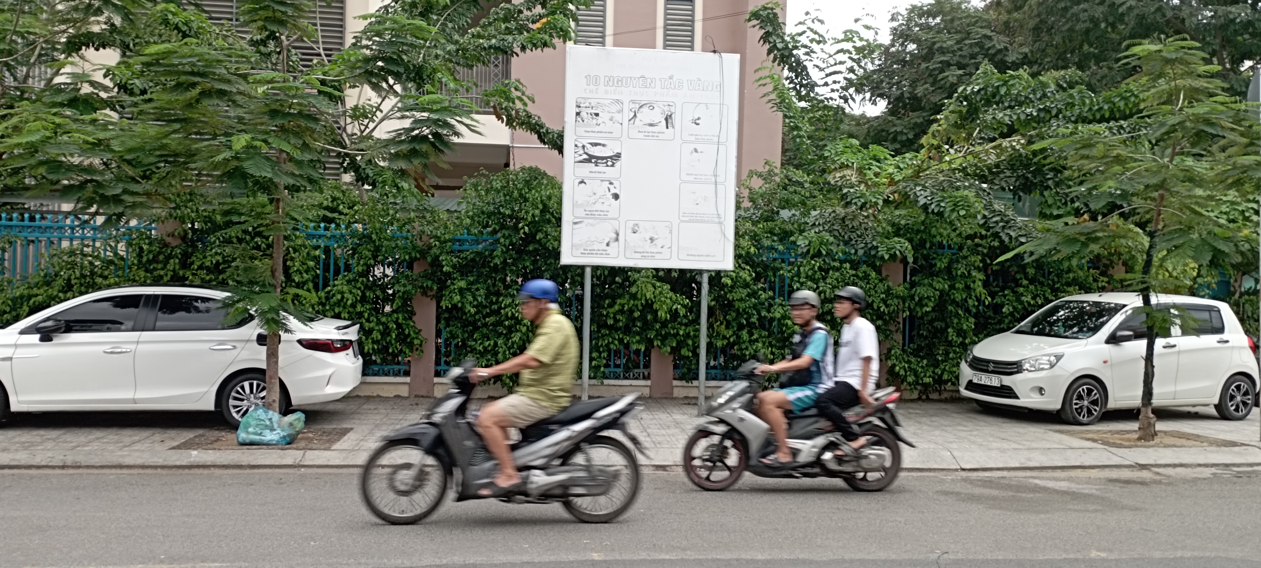 Bảng tuyên truyền đã cũ