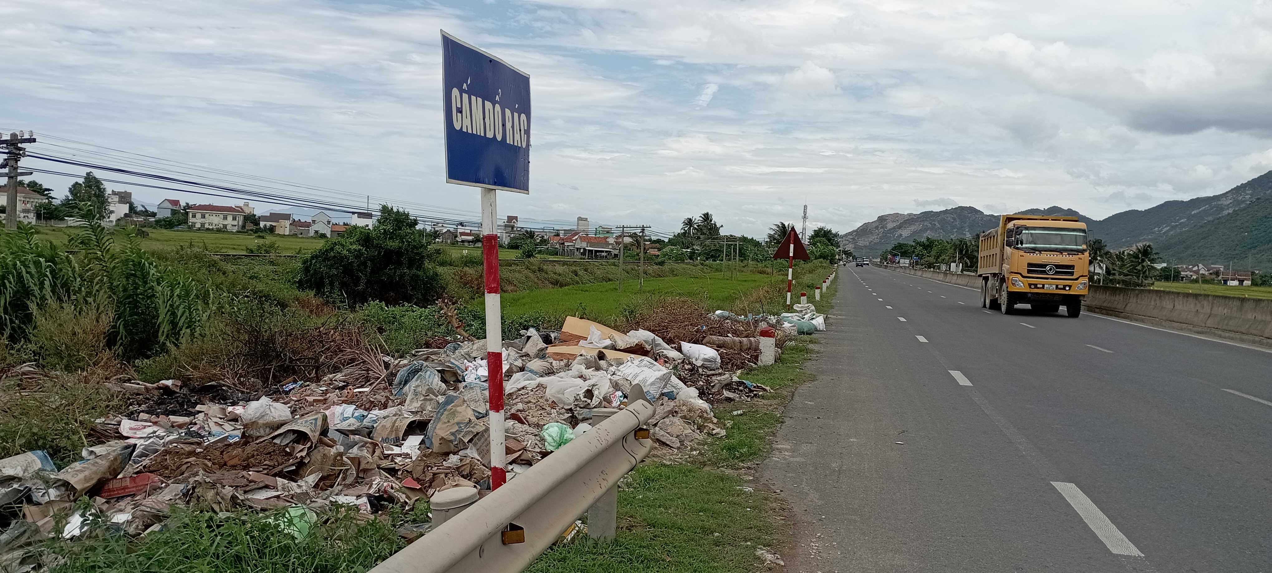  Cấm nhưng vẫn đổ rác