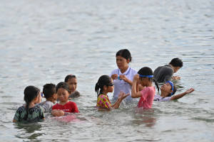 Dạy bơi miễn phí cho trẻ có hoàn cảnh khó khăn
