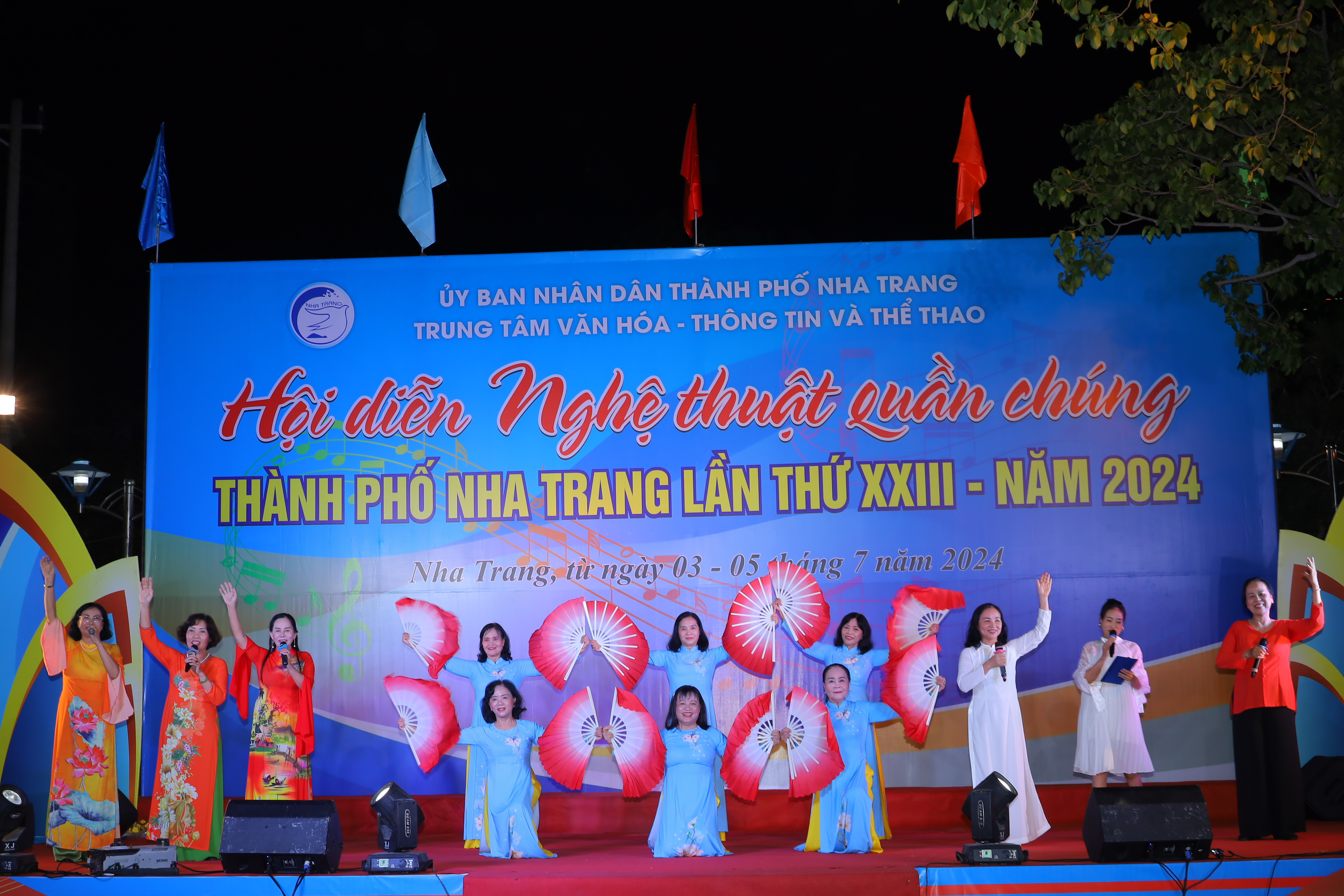 Rộn ràng lời ca, điệu múa phố biển