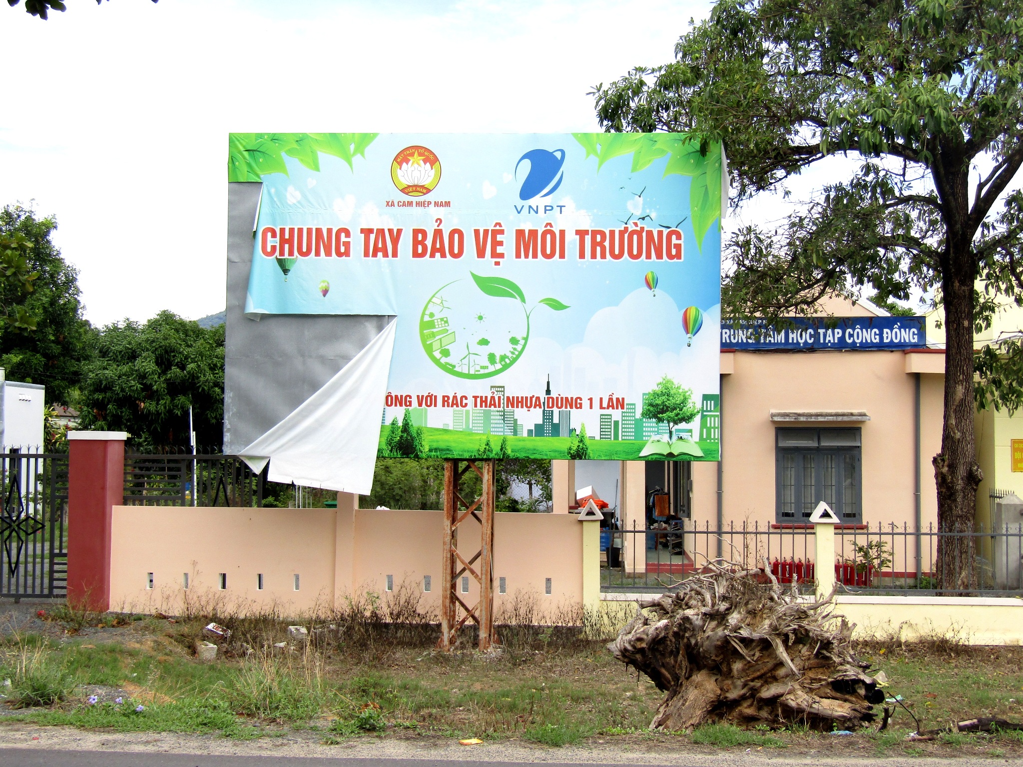  Pa nô tuyên truyền bị rách