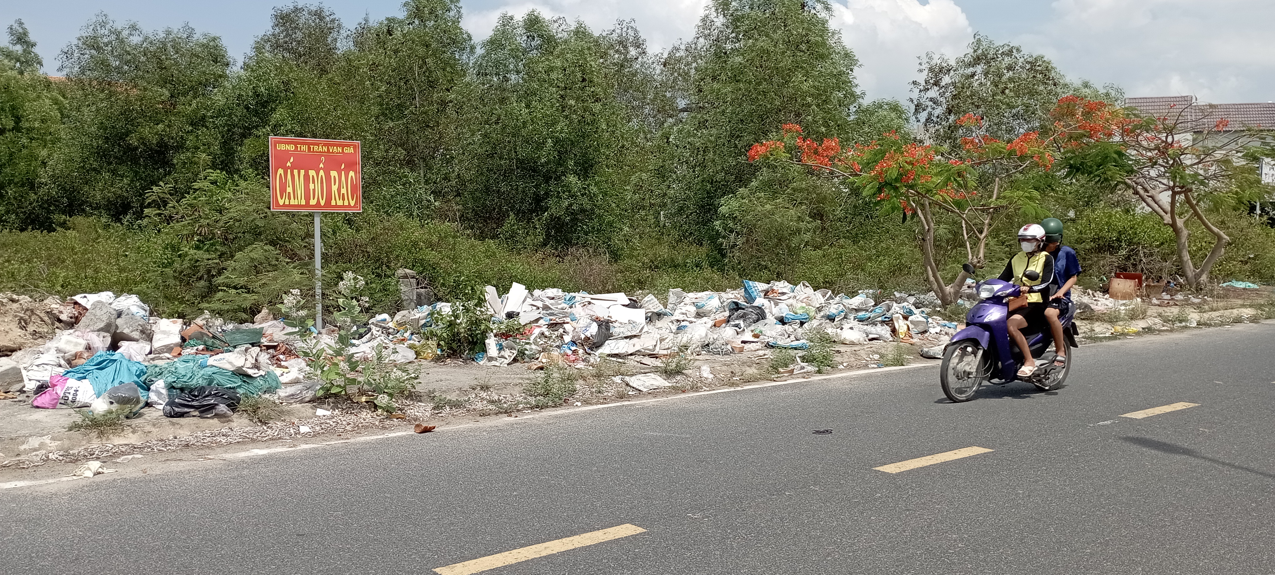 Cấm nhưng vẫn đổ rác