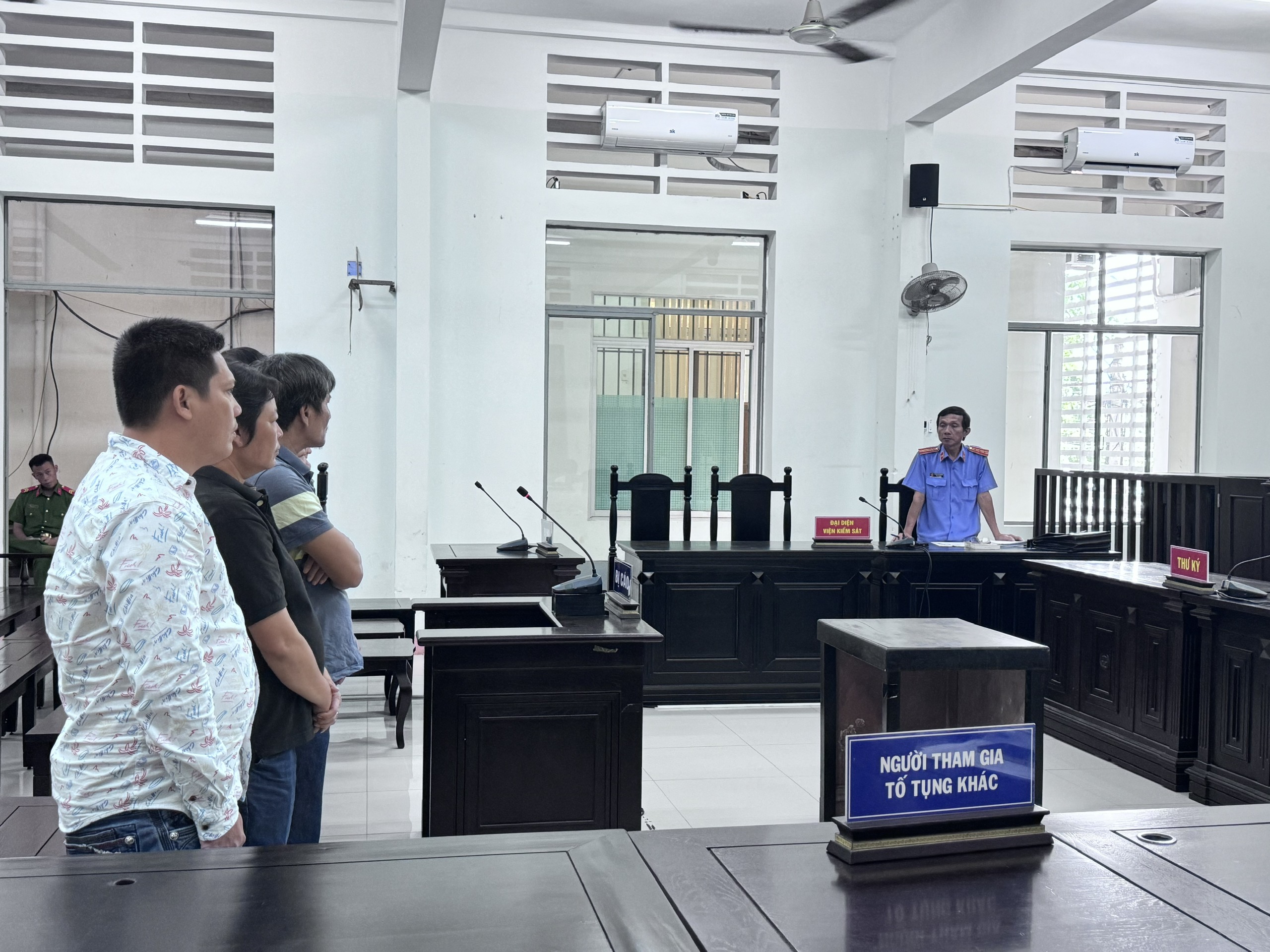 Hầu tòa vì lấy quán buôn bán làm nơi đánh bạc