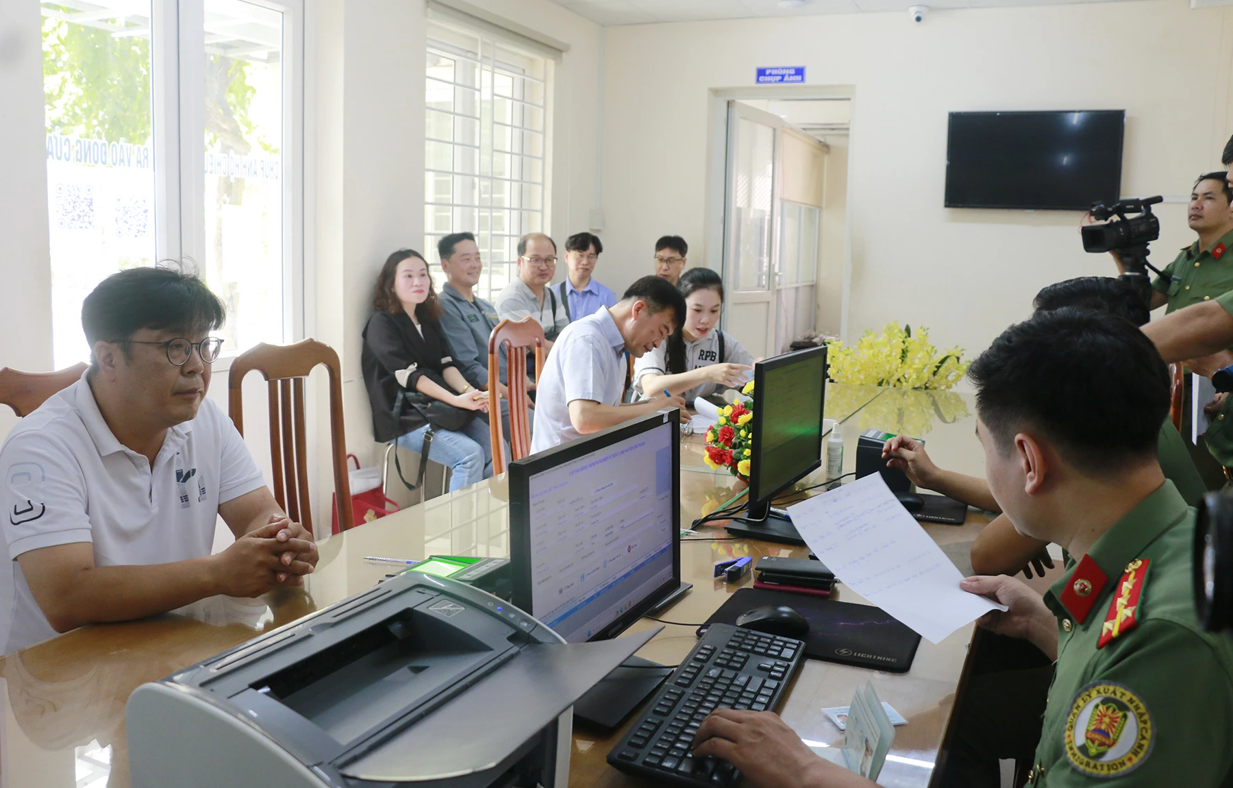 Cấp định danh điện tử mức độ 2 cho người nước ngoài: Bước tiến trong chuyển đổi số