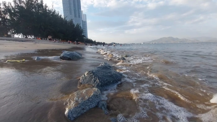 Phường Đông Hải: Xử lý những tảng đá ở bãi biển Bình Sơn - Ninh Chử
