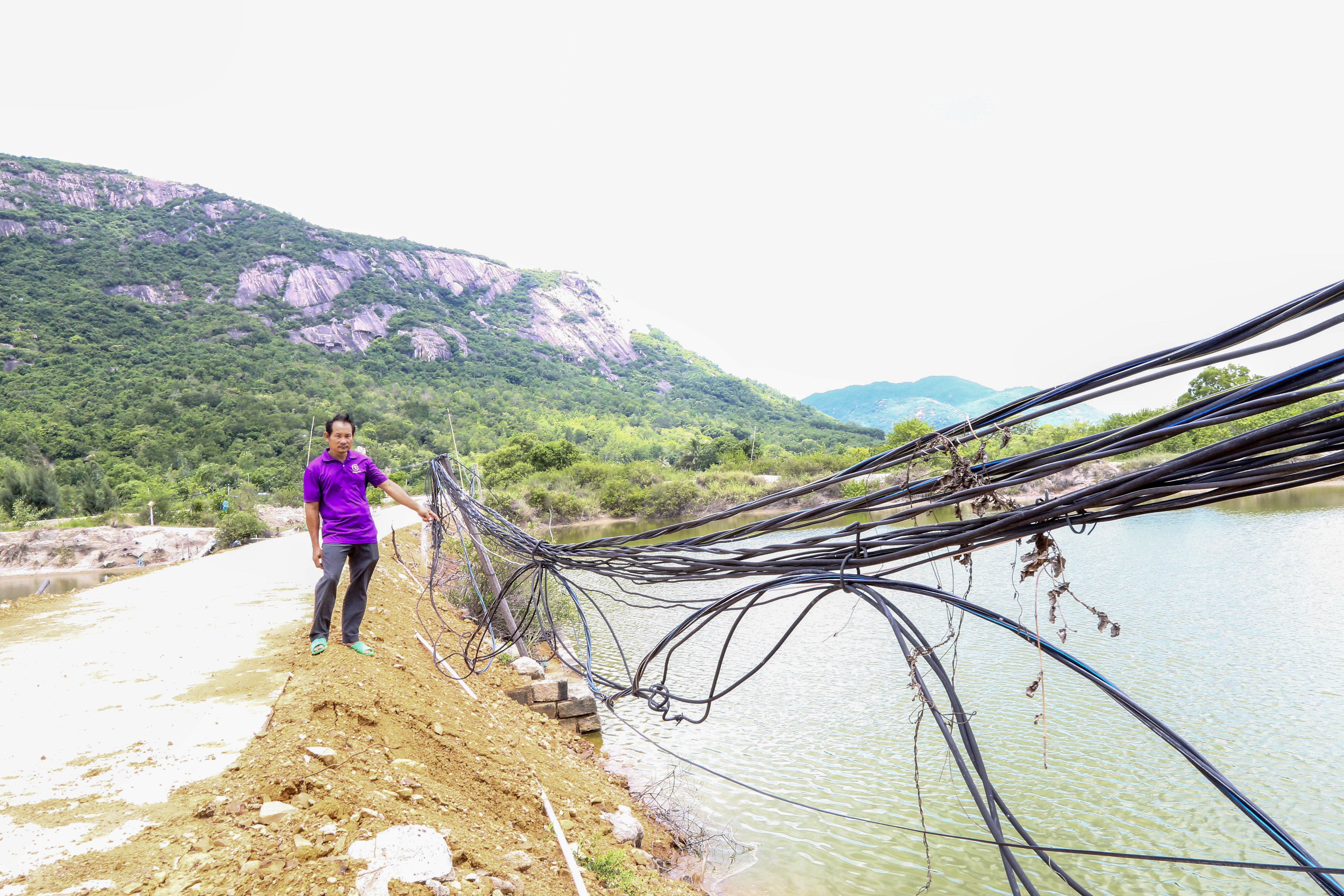 Người dân xóm Đồng Gốc mong mỏi điện, nước sinh hoạt