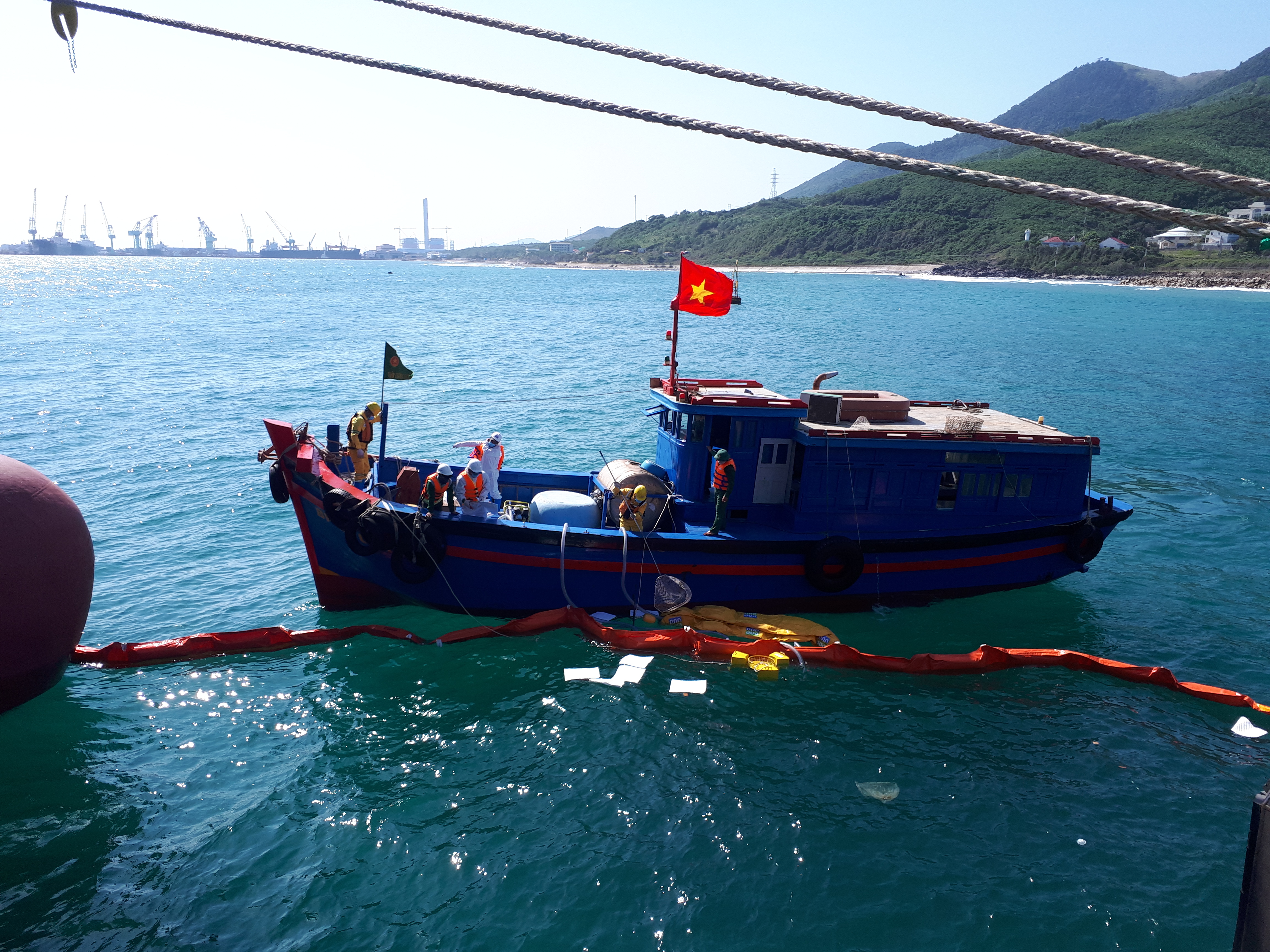 Chủ động ứng phó với sự cố tràn dầu