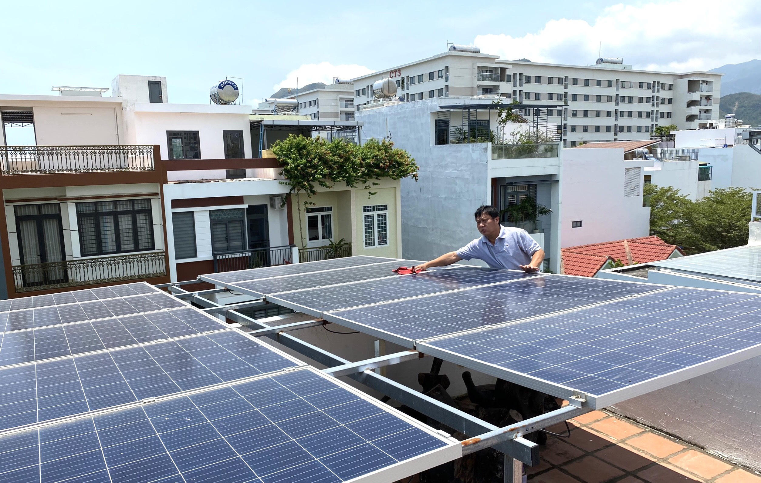 Quy định nộp thuế của hộ kinh doanh sản xuất điện mặt trời mái nhà