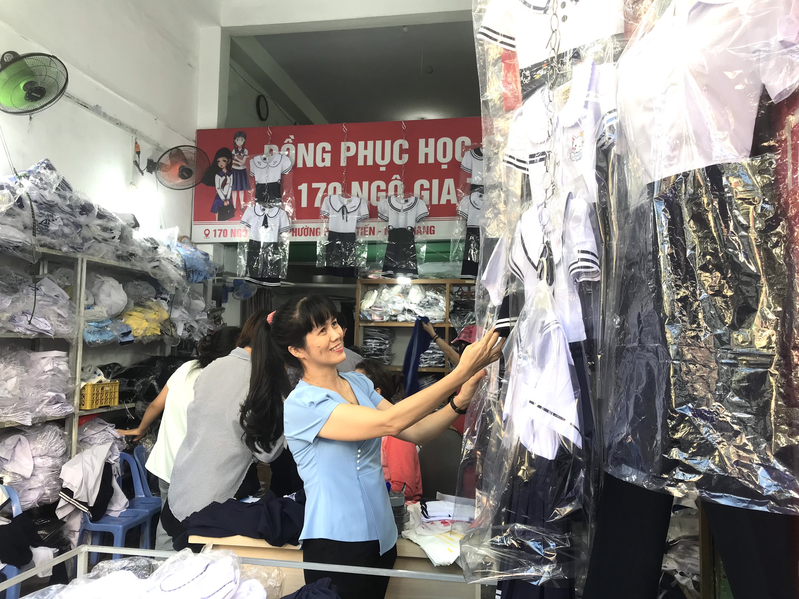 Nhộn nhịp mua sắm đồng phục học sinh